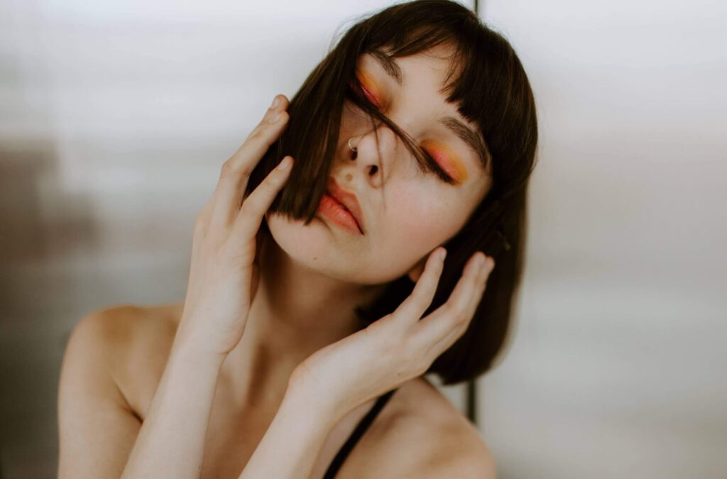 Geometrické vzory i pop barev: 5 nejžhavějších make-up trendů pro rok 2024