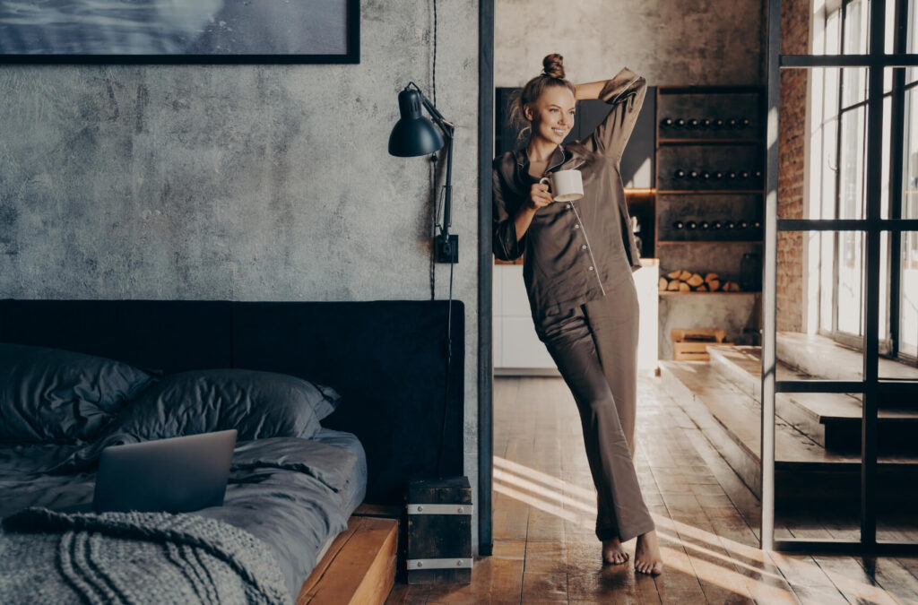 Pyžamo už nejen do postele: Objevte kouzlo nového trendu a naučte se ho nosit i vy
