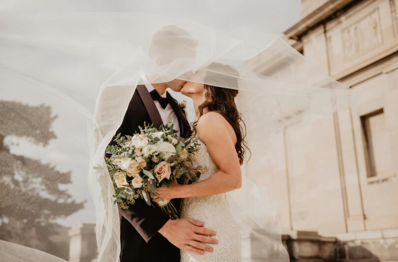 „Tiny wedding” je trendem, který má mnoho výhod, a dokonce podporuje udržitelnost