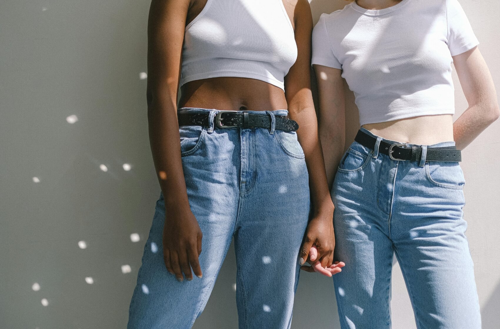 7 největších džínových trendů letošního roku: Bootcut, bermudy i návrat capri