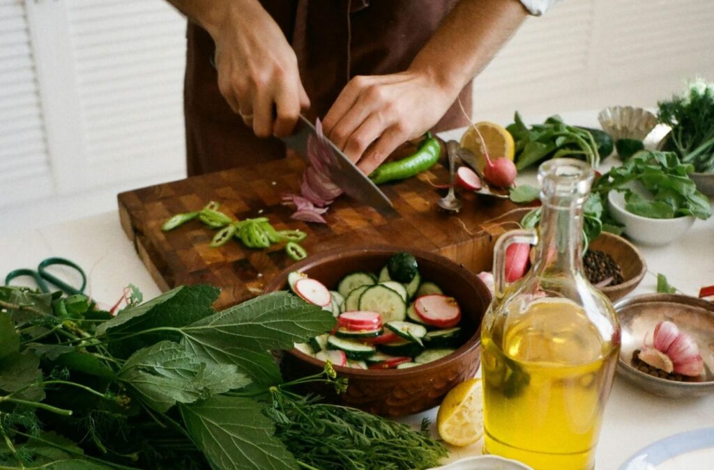 6 oblíbených salátů, na kterých si pochutnáte obzvlášť v létě: Green Goddess i jedno z nejznámějších toskánských jídel