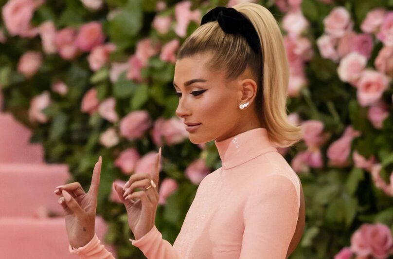 Jelly glaze nails jsou dalším nehtovým fenoménem, který odstartovala Hailey Bieber