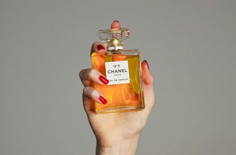 10 nejoblíbenějších parfémů roku 2024: Kraluje Chanel No. 5, umístily se ale i další známé značky