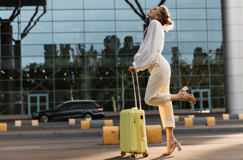 Vydejte se na cestu letadlem a zažijte svůj vlastní airport crush jako vystřižený z TikToku