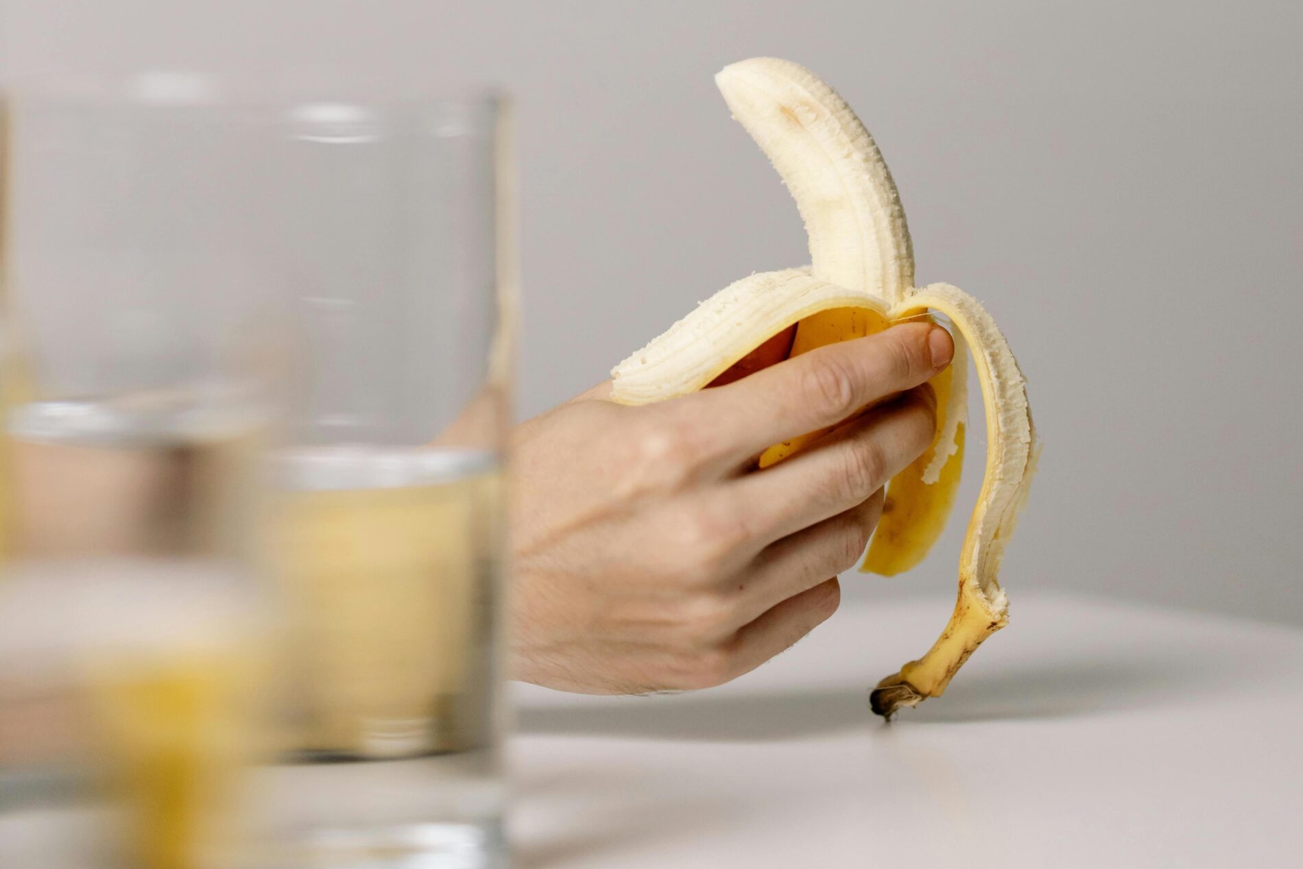 Ruka držící banán