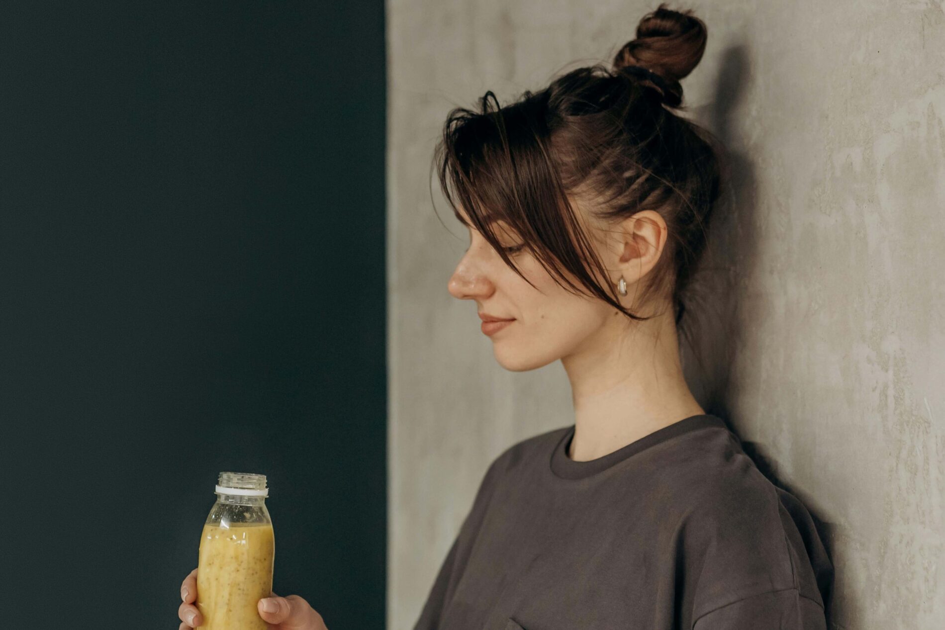 Žena držící smoothie