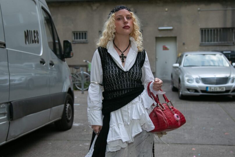 Žena ve stylovém outfitu na týdnu módy