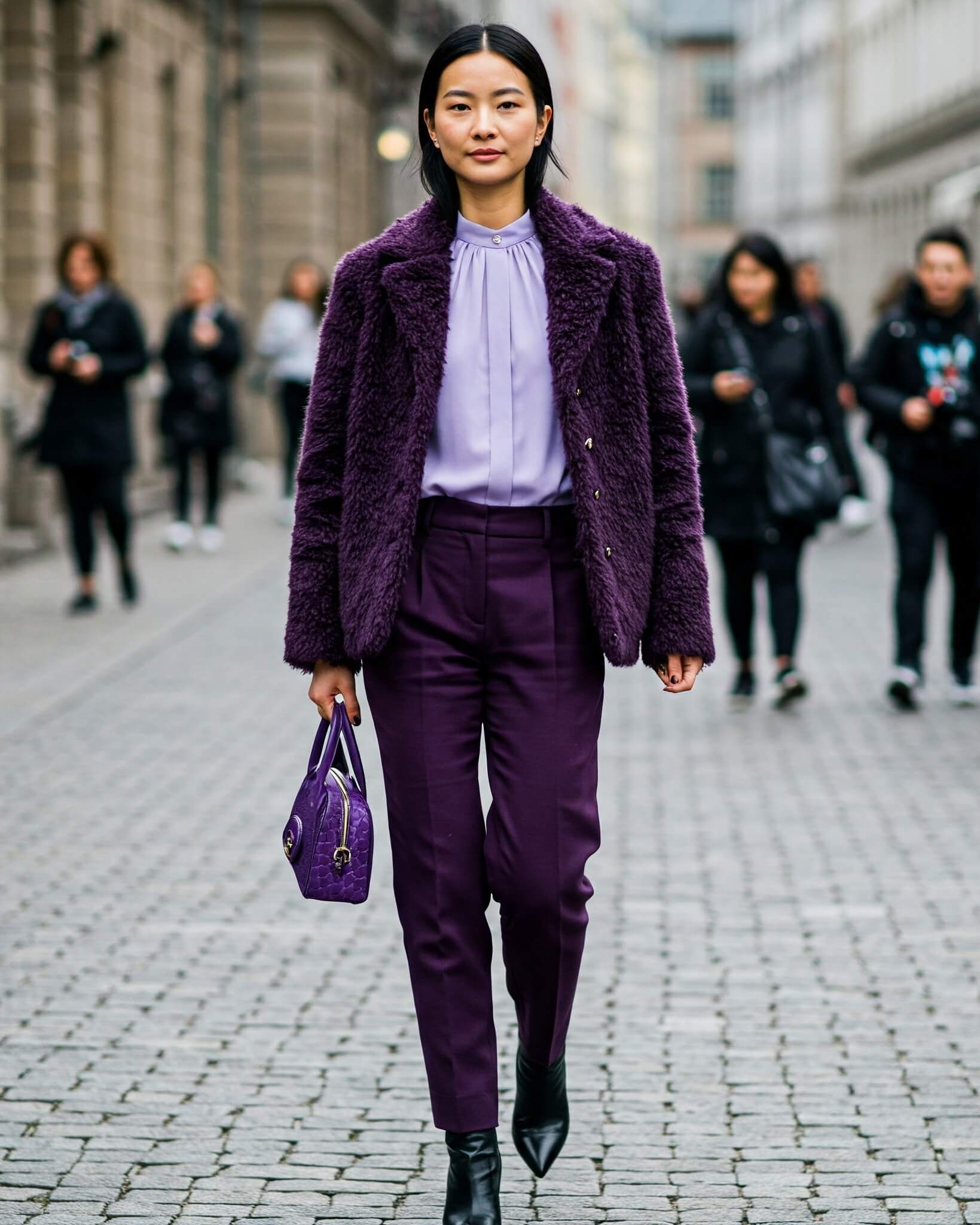 Žena ve fialovém outfitu