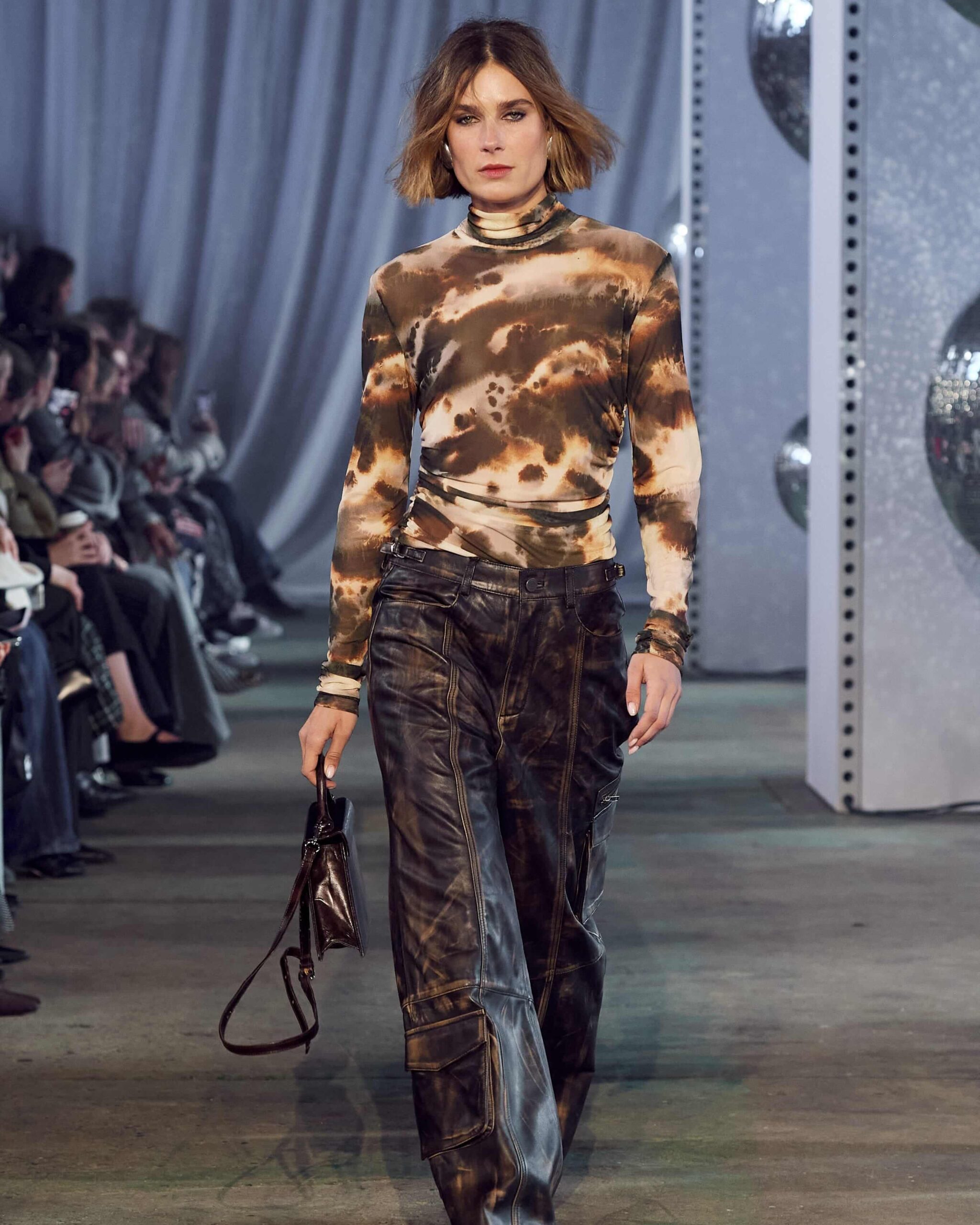 Modelka v maximalistickém outfitu na přehlídkovém mole