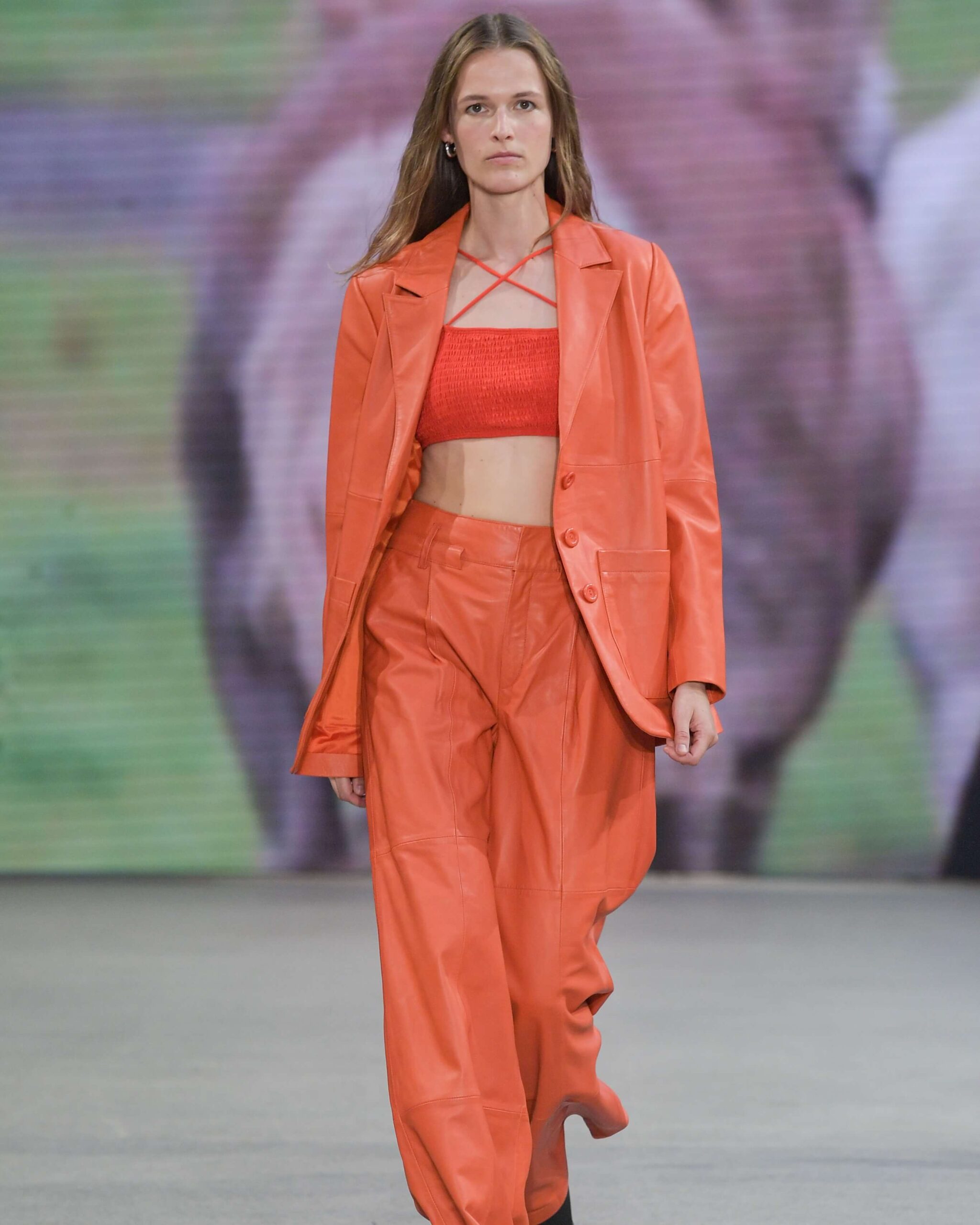 Modelka v maximalistickém outfitu na přehlídkovém mole