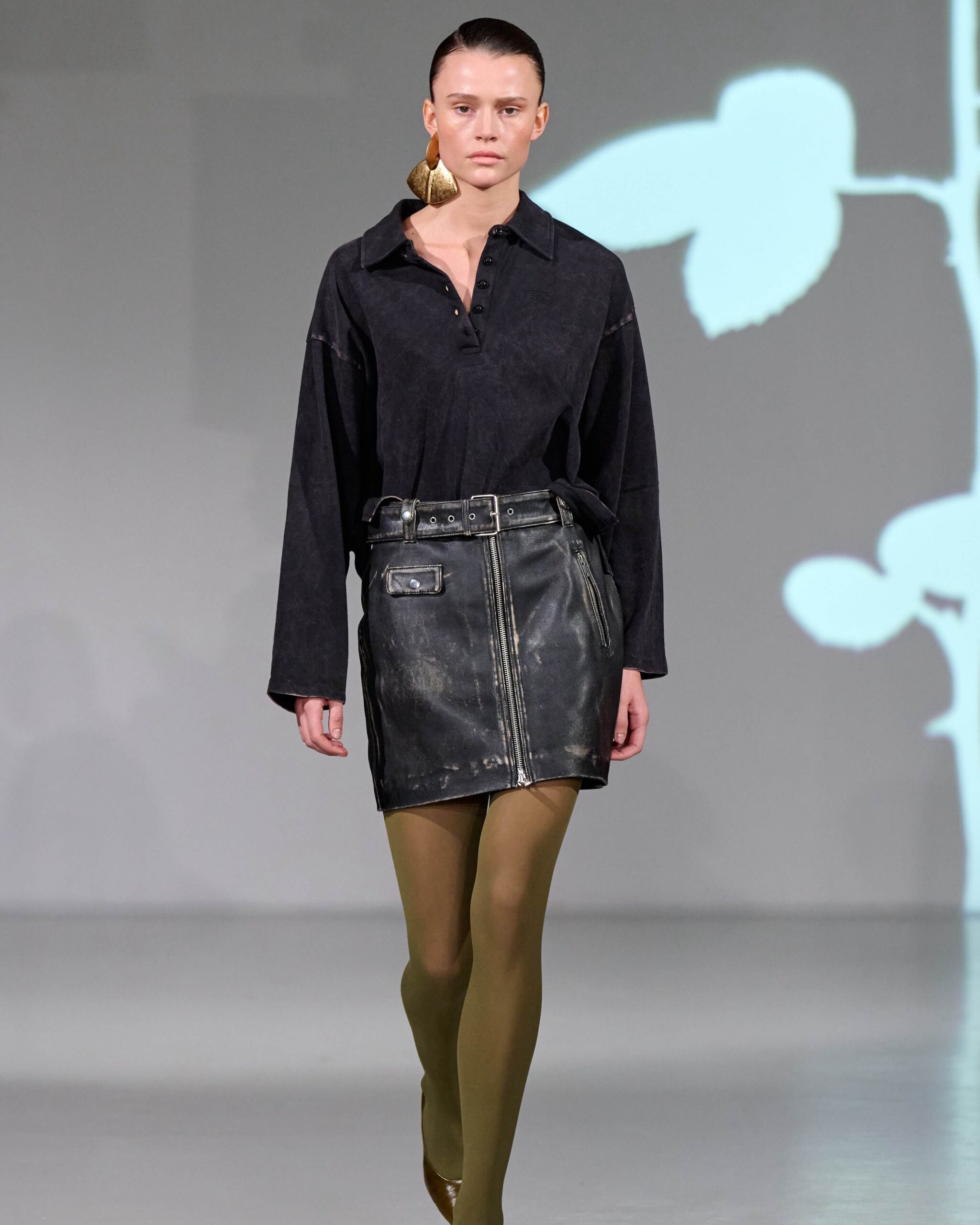 Modelka v maximalistickém outfitu na přehlídkovém mole