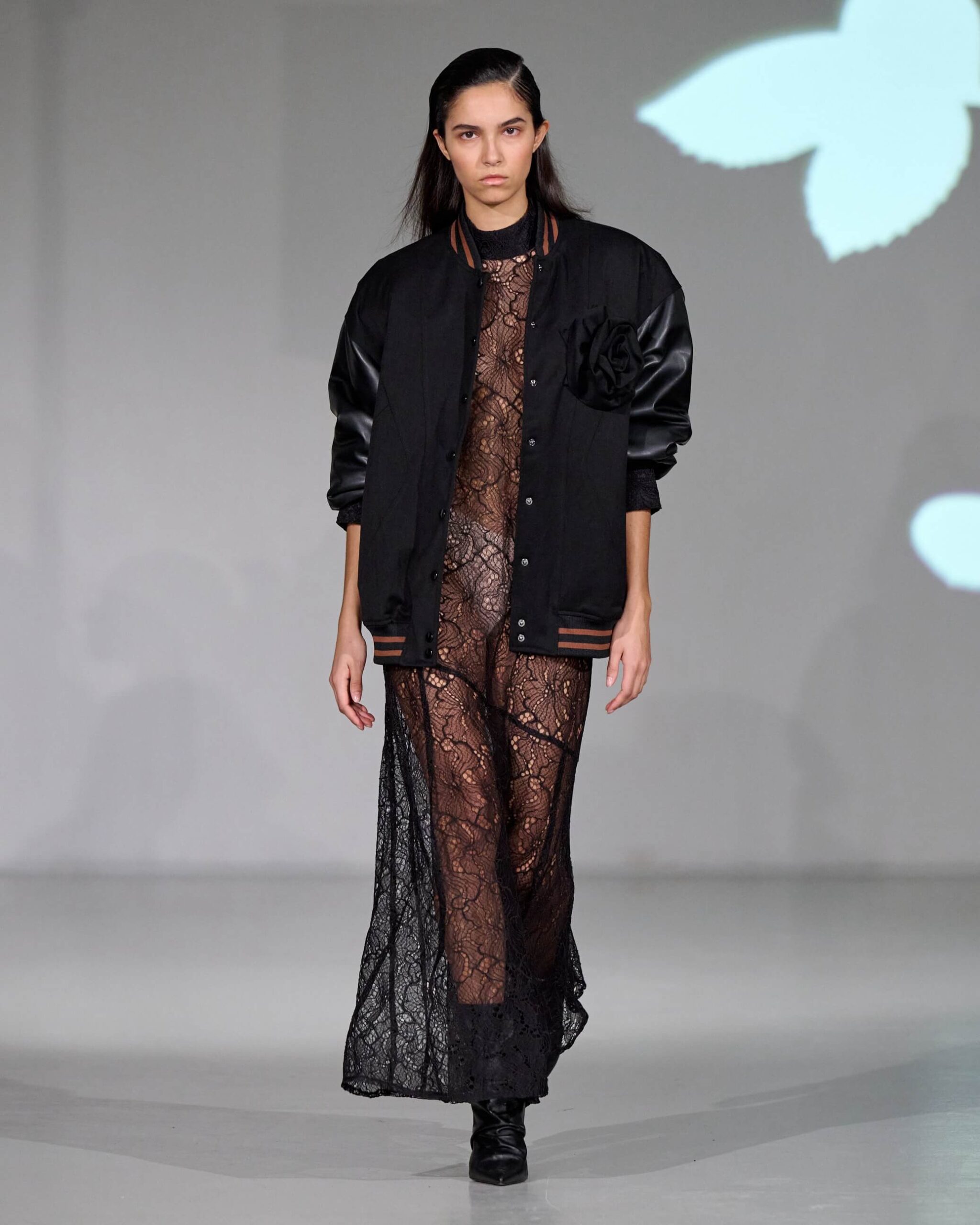 Modelka v maximalistickém outfitu na přehlídkovém mole
