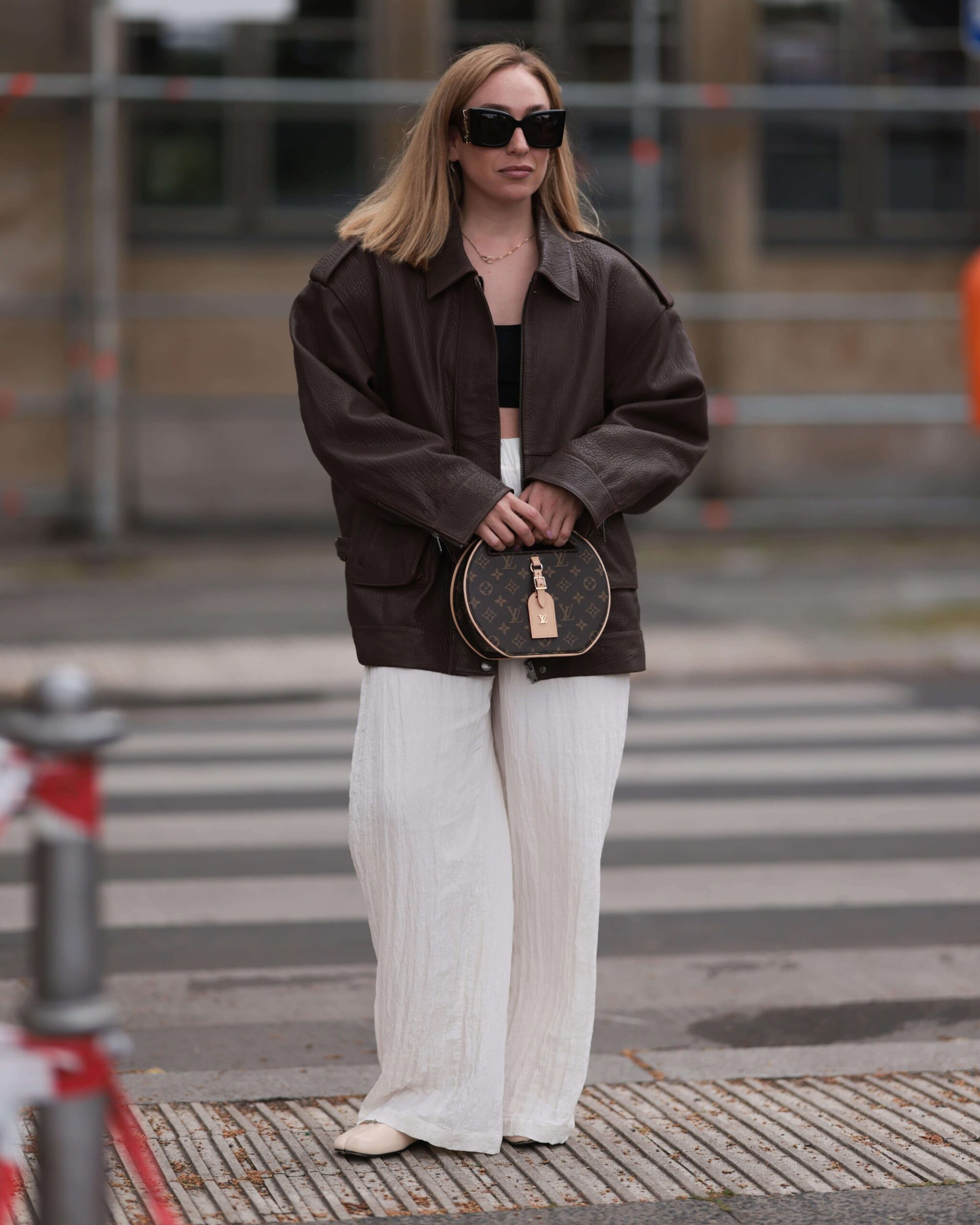 Žena ve stylovém outfitu