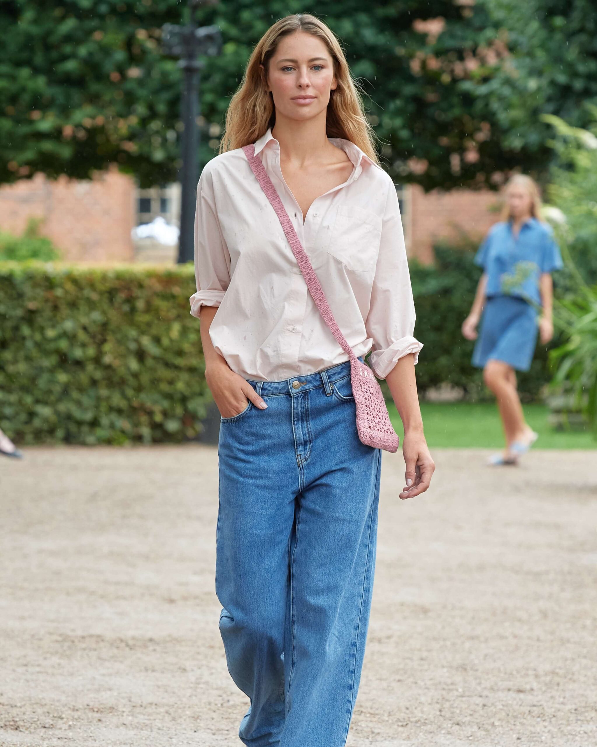Žena ve stylovém outfitu