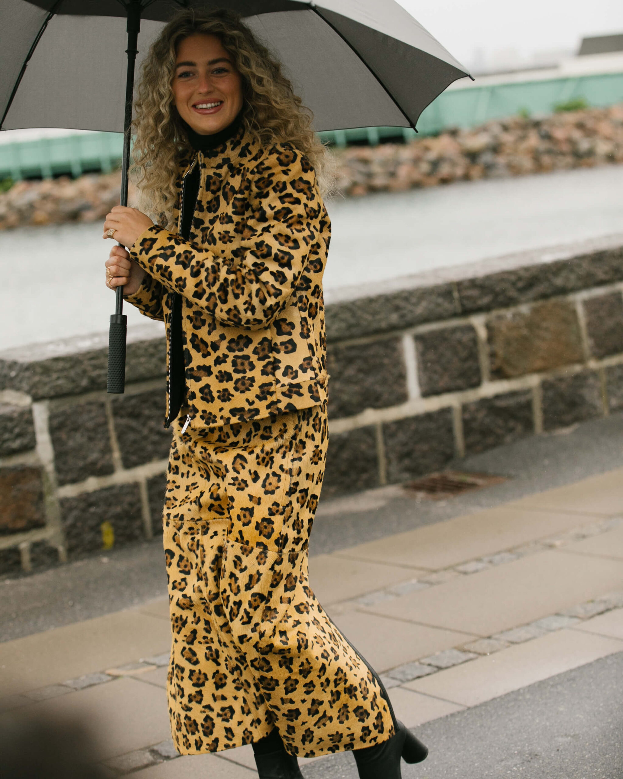 Žena ve stylovém outfitu