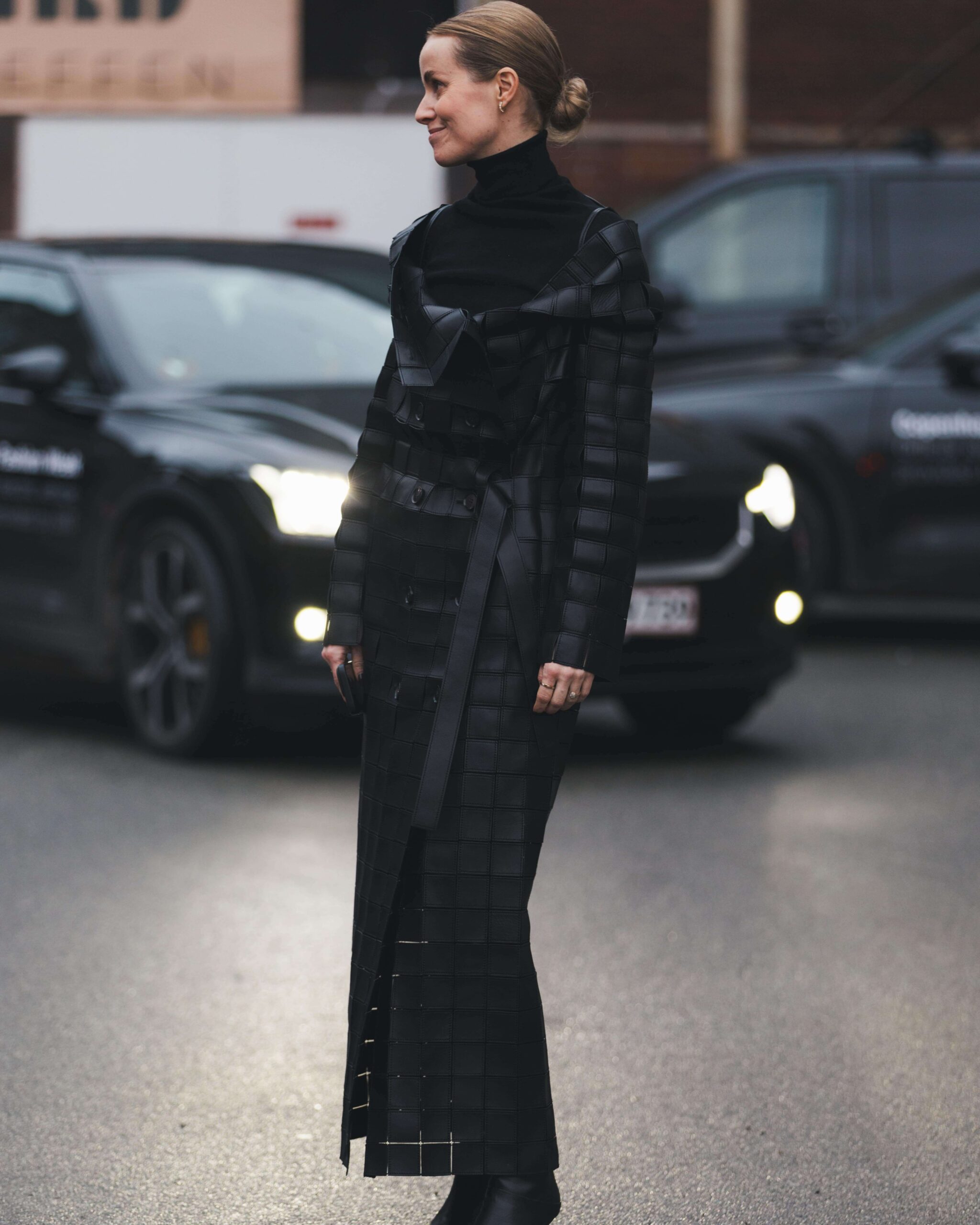 Žena ve stylovém outfitu