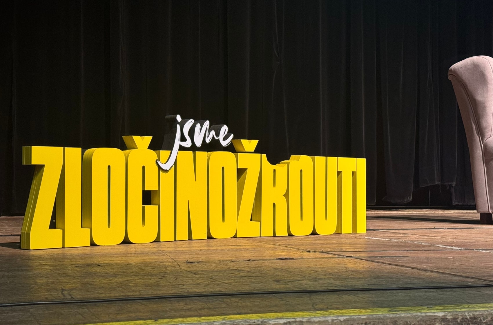 Fascinace krimi příběhy neupadá a Zločinoužrouti mají žně, protože se podcast Opravdové zločiny po vyprodané O2 areně vydal na tour