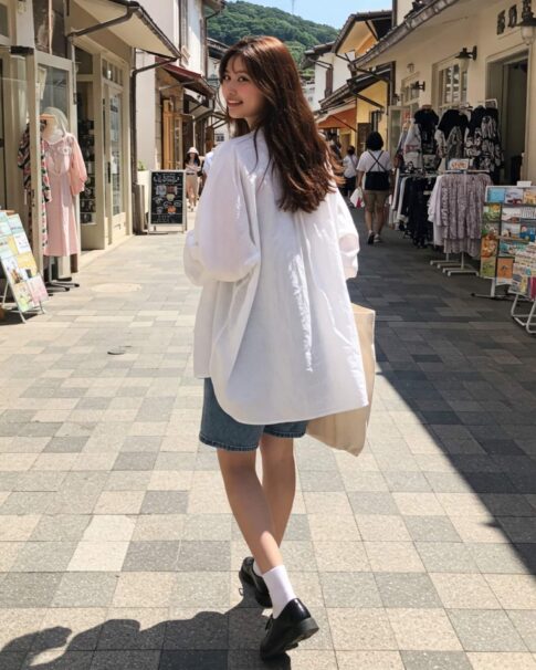 Žena ve stylovém outfitu s košilí
