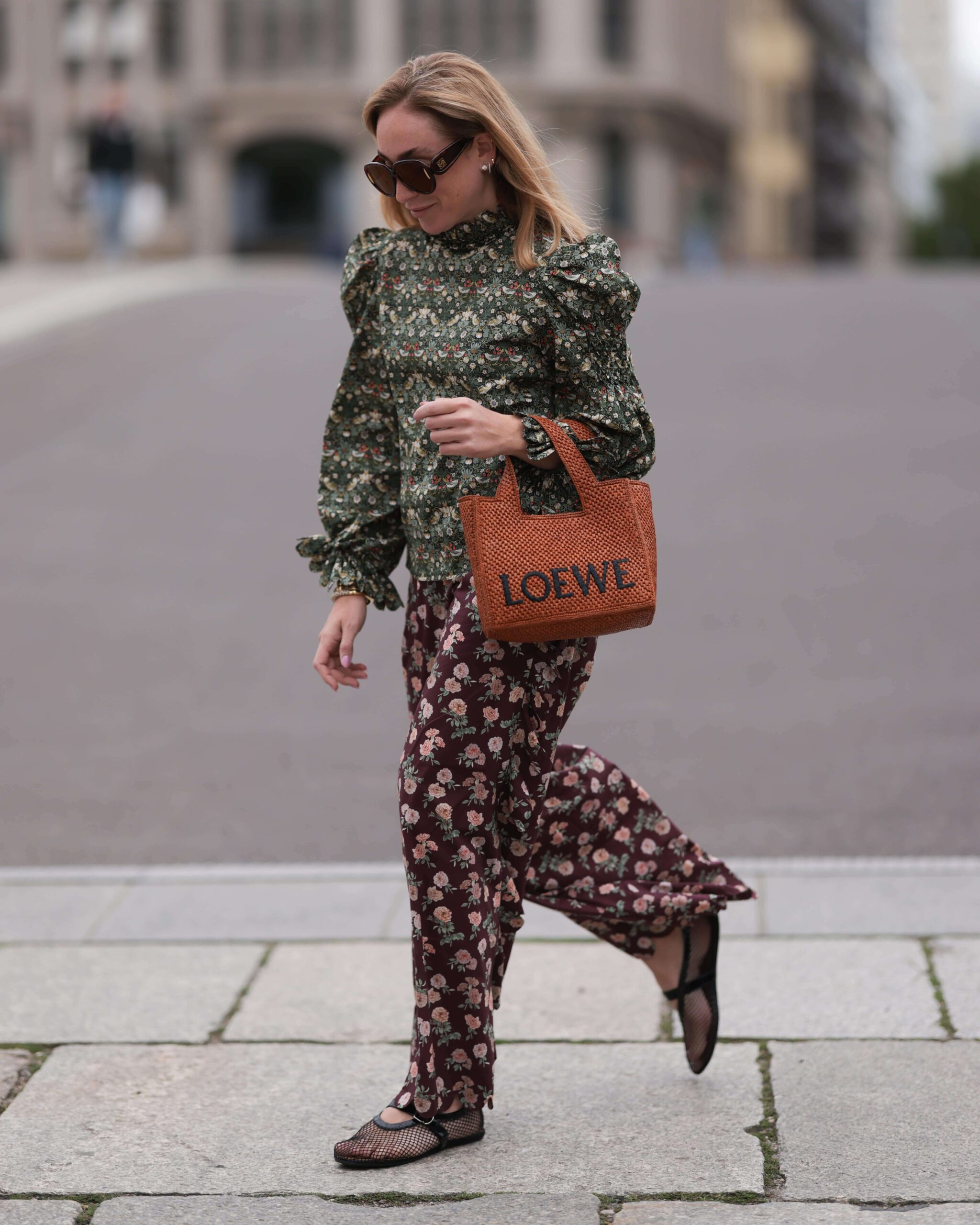 „It-girl” ve stylovém outfitu