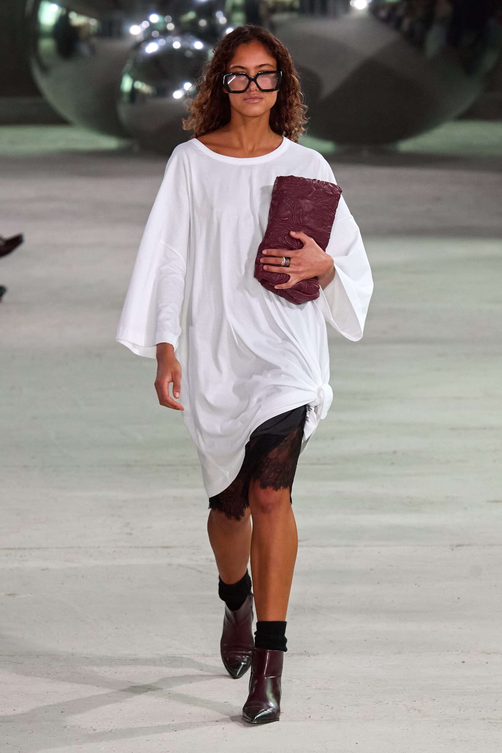 Modelka v noční košili na přehlídkovém mole