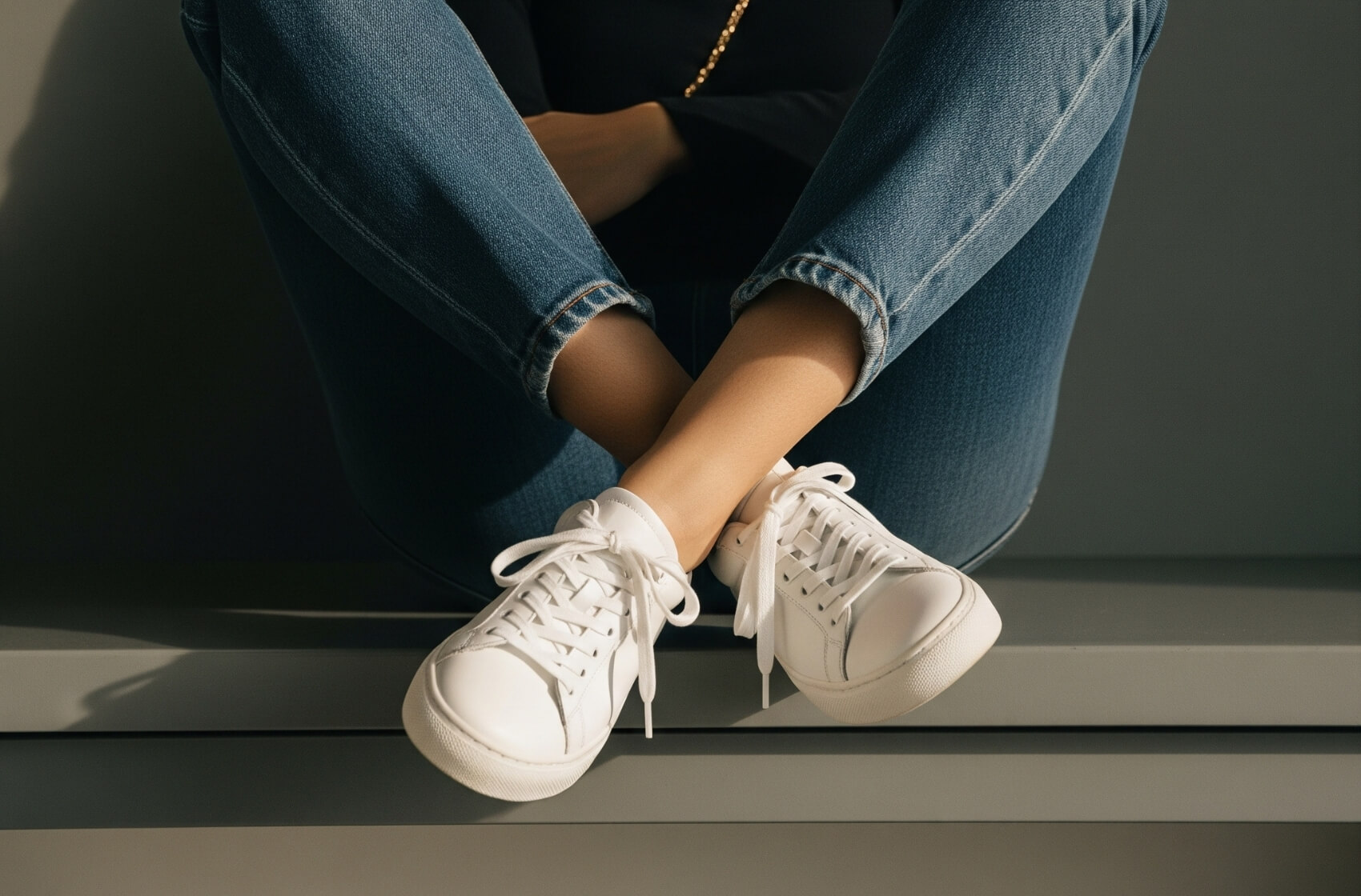 Tenisky a džínovina jako ikonická kombinace: Inspirujte se stylovými outfity pro každou příležitost