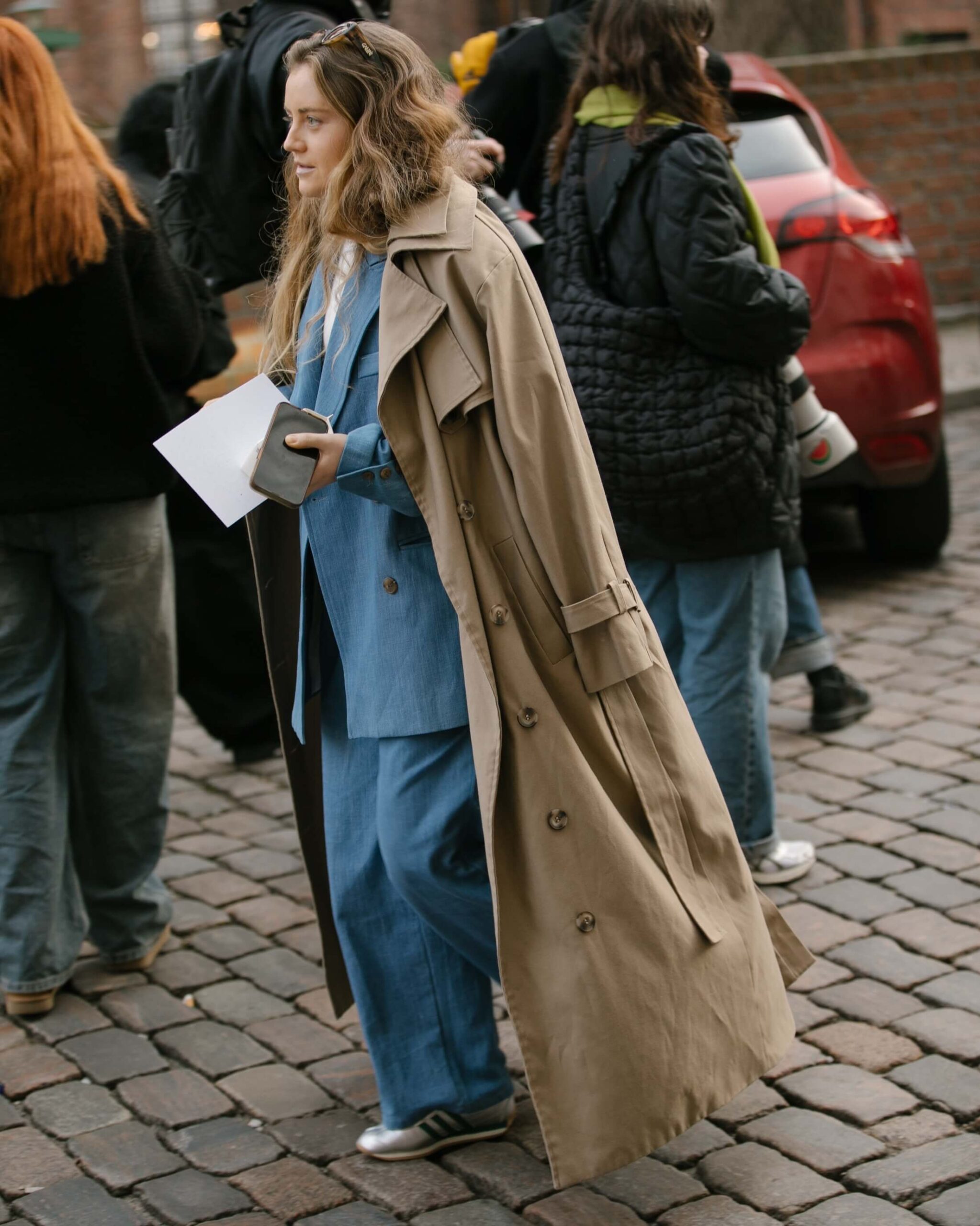 Žena ve stylovém outfitu