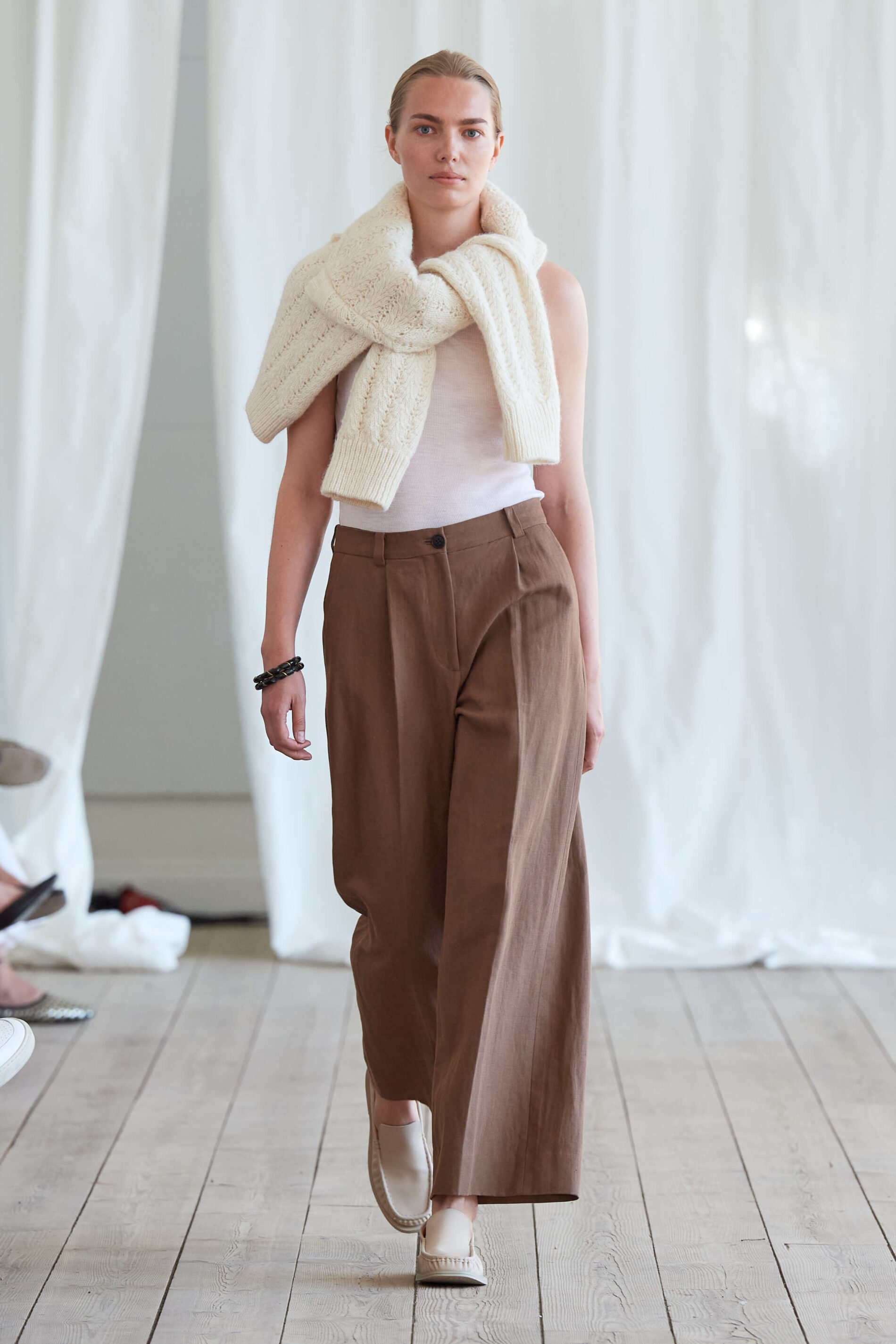 Žena oblečená v pracovním outfitu