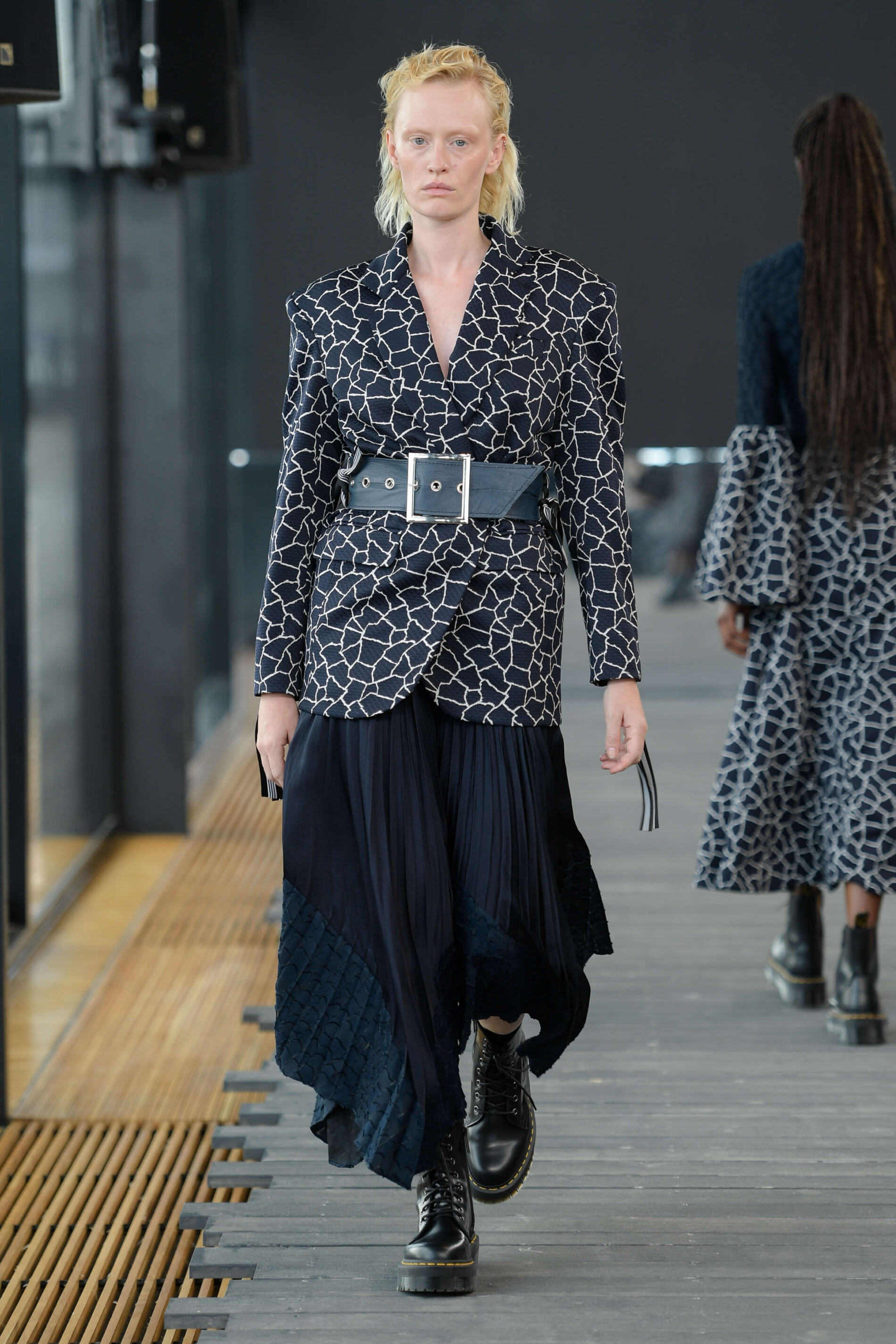 Žena v elegantním outfitu