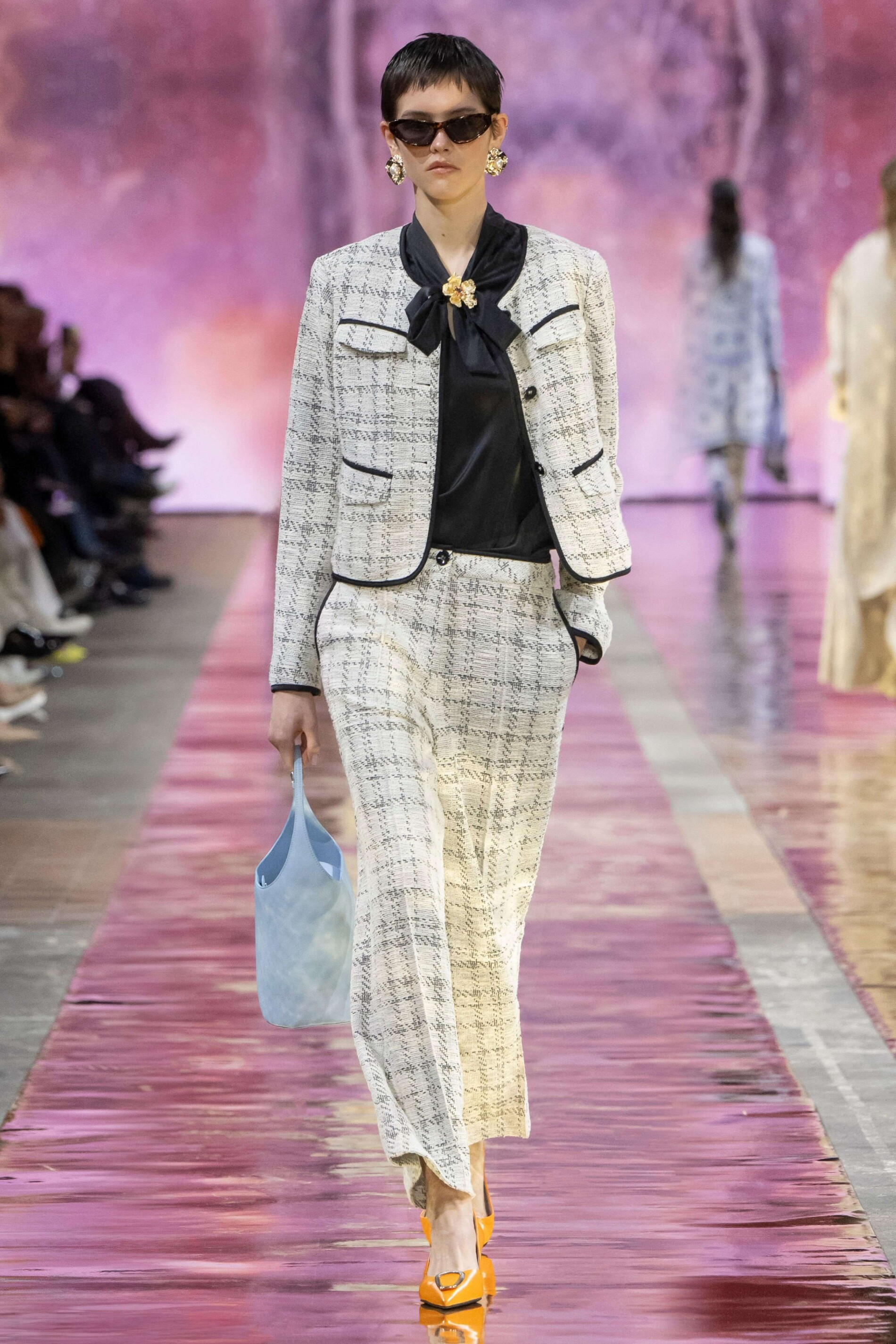 Žena v elegantním outfitu