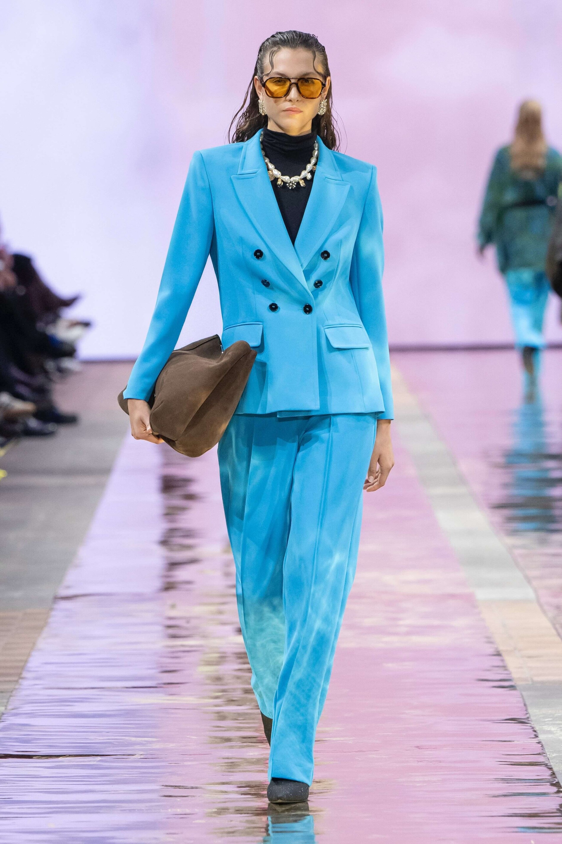Žena v elegantním outfitu