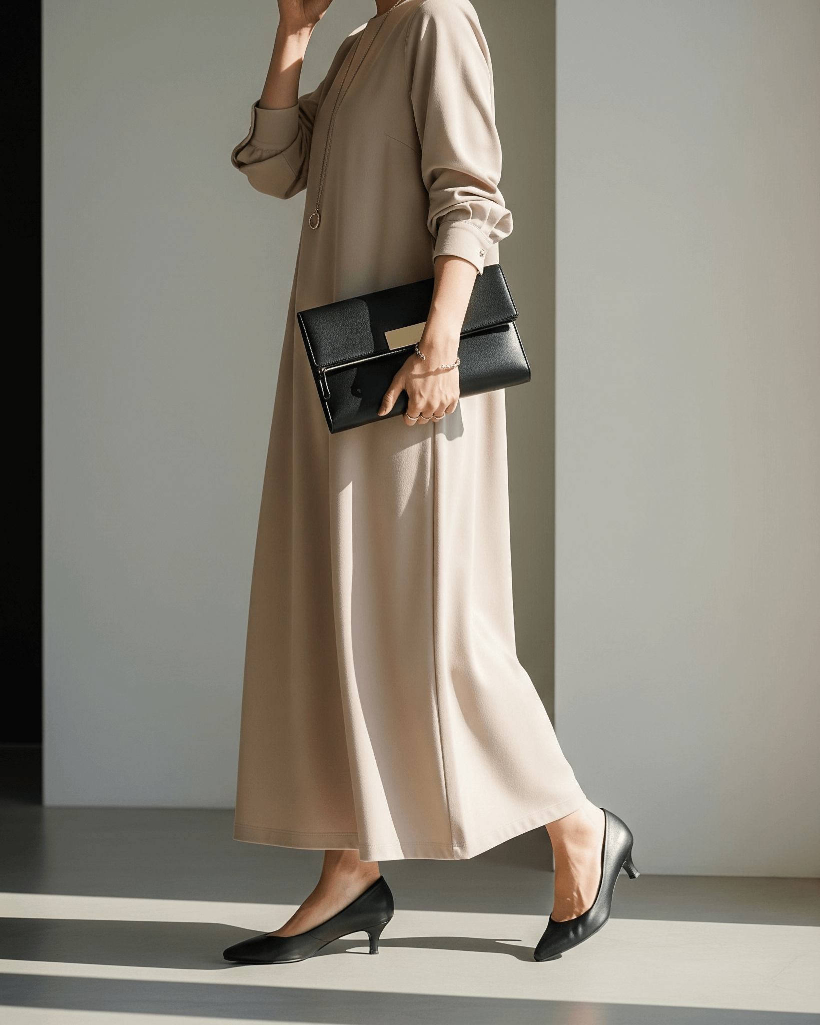 Žena oblečená ve stylu tichého luxusu