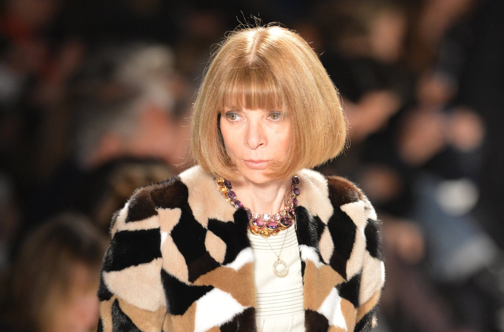 Novinky ze světa módy: Poslední sbohem jednomu z nejvýznamnějších návrhářů, nástupkyně Anny Wintour a nejen to