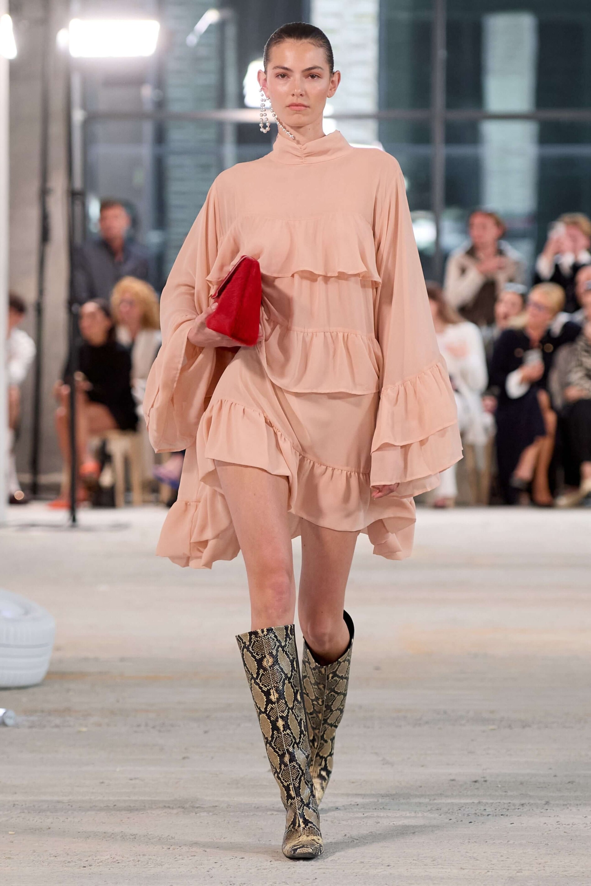 Modelka na přehlídkovém mole