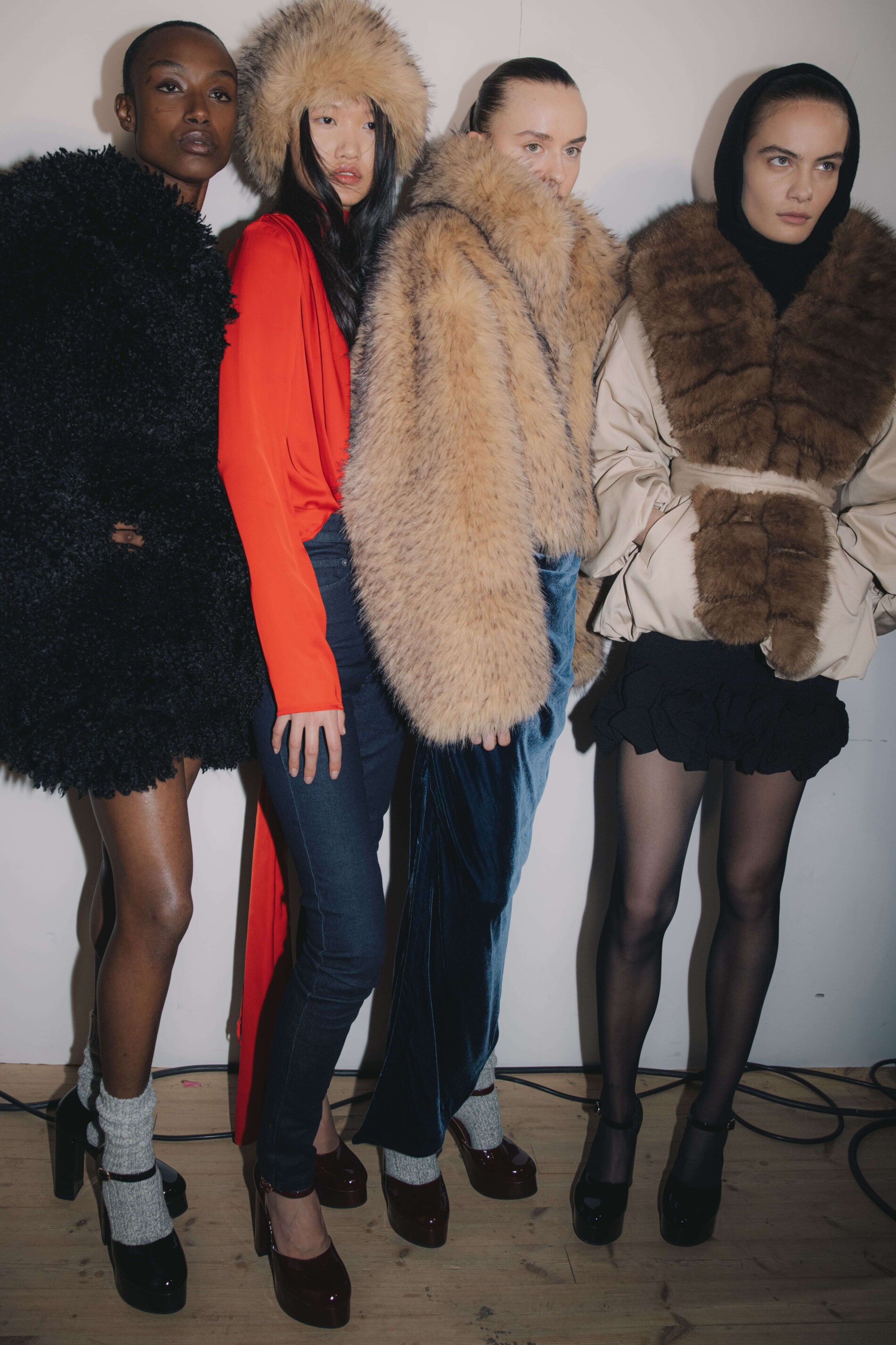 Modelky v botách na plaltformě