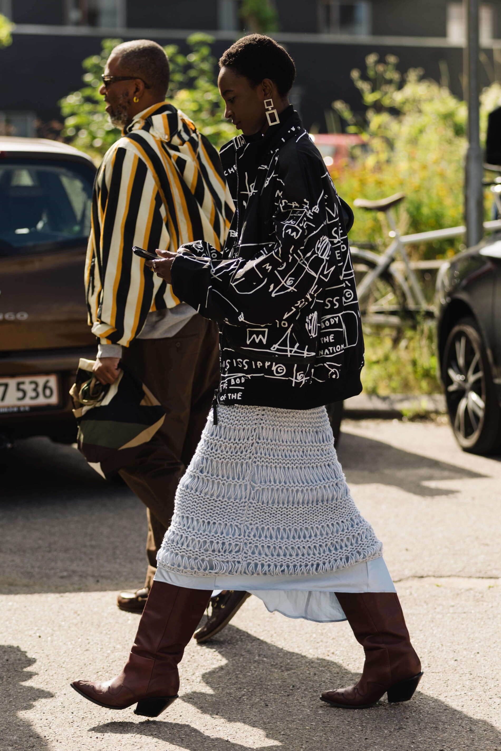 Žena v hnědých kozačkách