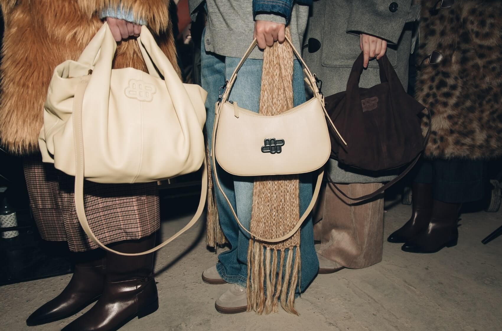Načerpejte inspiraci pro sezónu podzim/zima 2025: Boty a kabelky z módních přehlídek si zamilujete