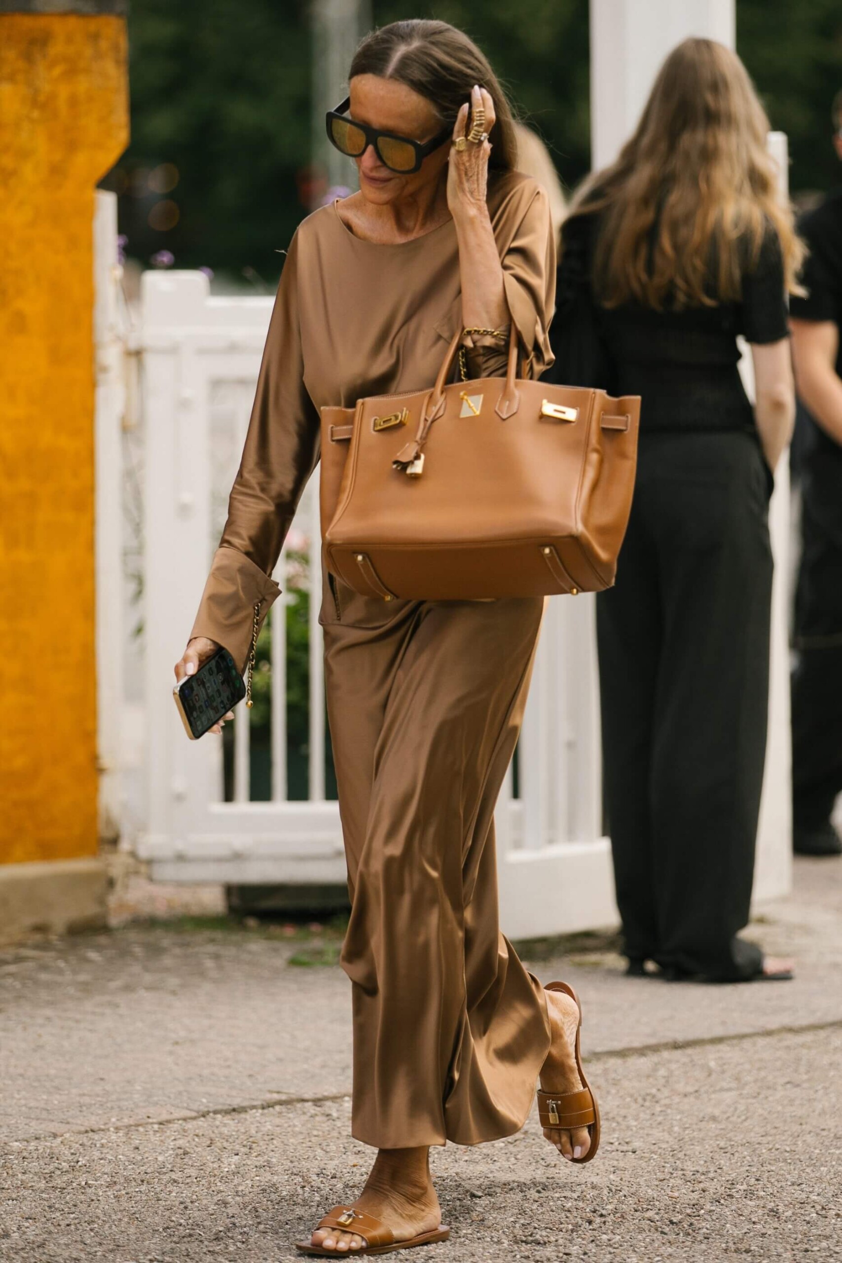 Žena s velkou kabelkou