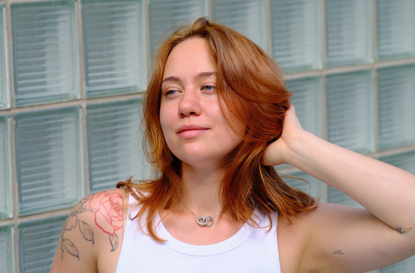 „Bohužel často vyhrává mediální viditelnost, ne zkušenost nebo citlivý přístup,” říká otevřeně tatérka Katya Shuman