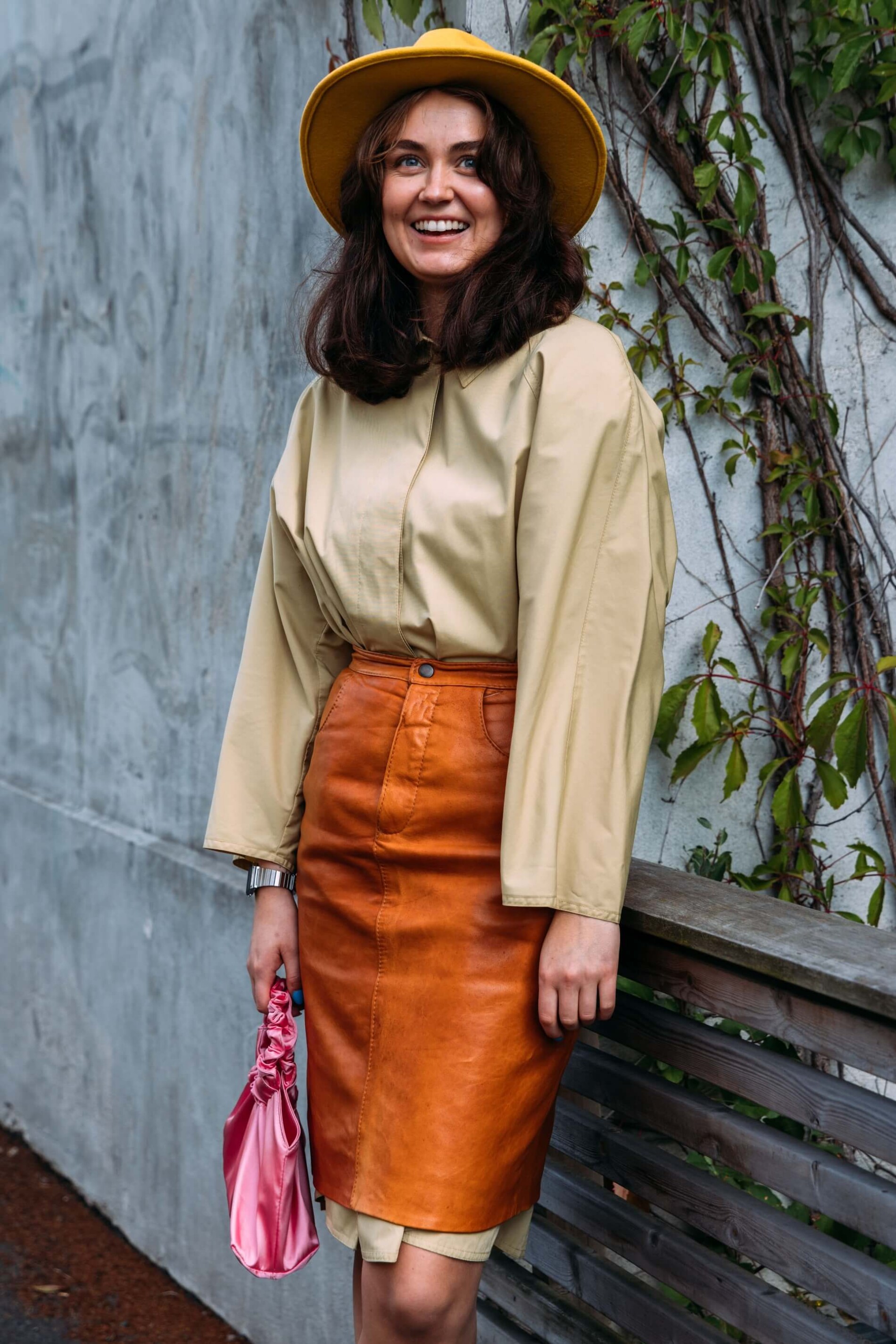 Žena v podzimním outfitu