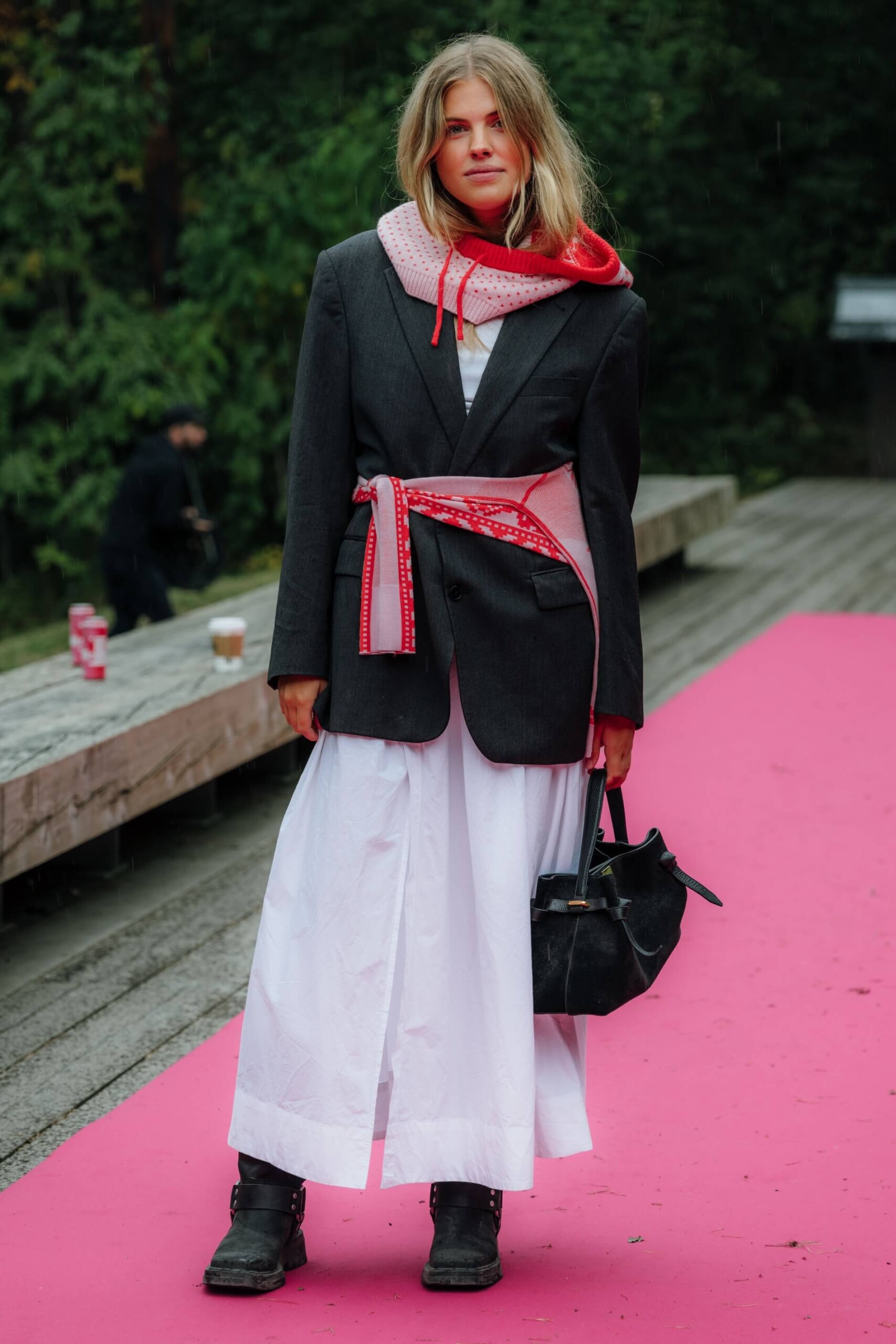 Žena v podzimním outfitu