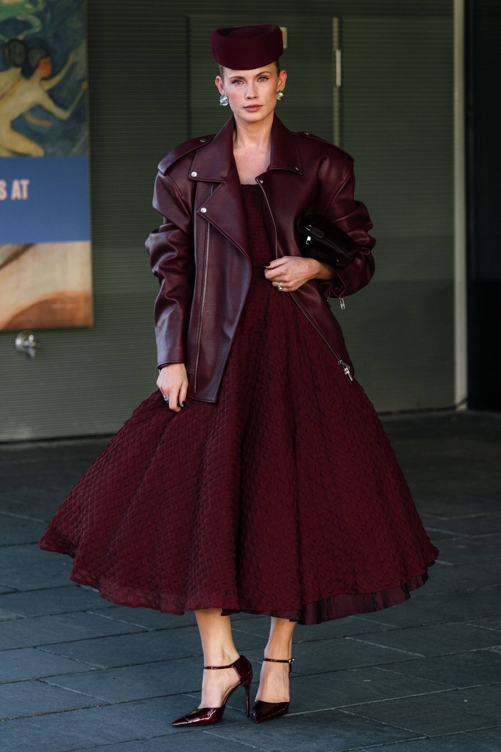Žena v podzimním outfitu