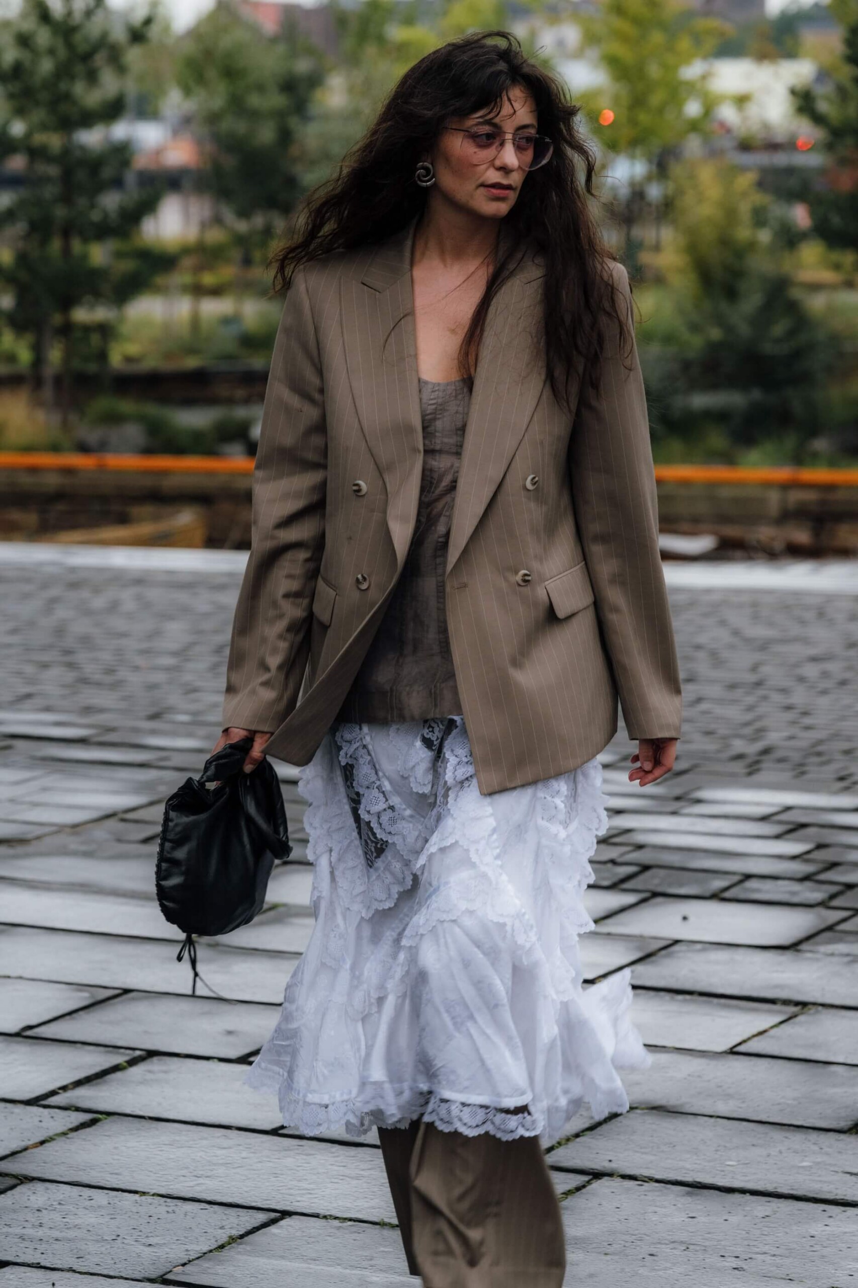 Žena v podzimním outfitu