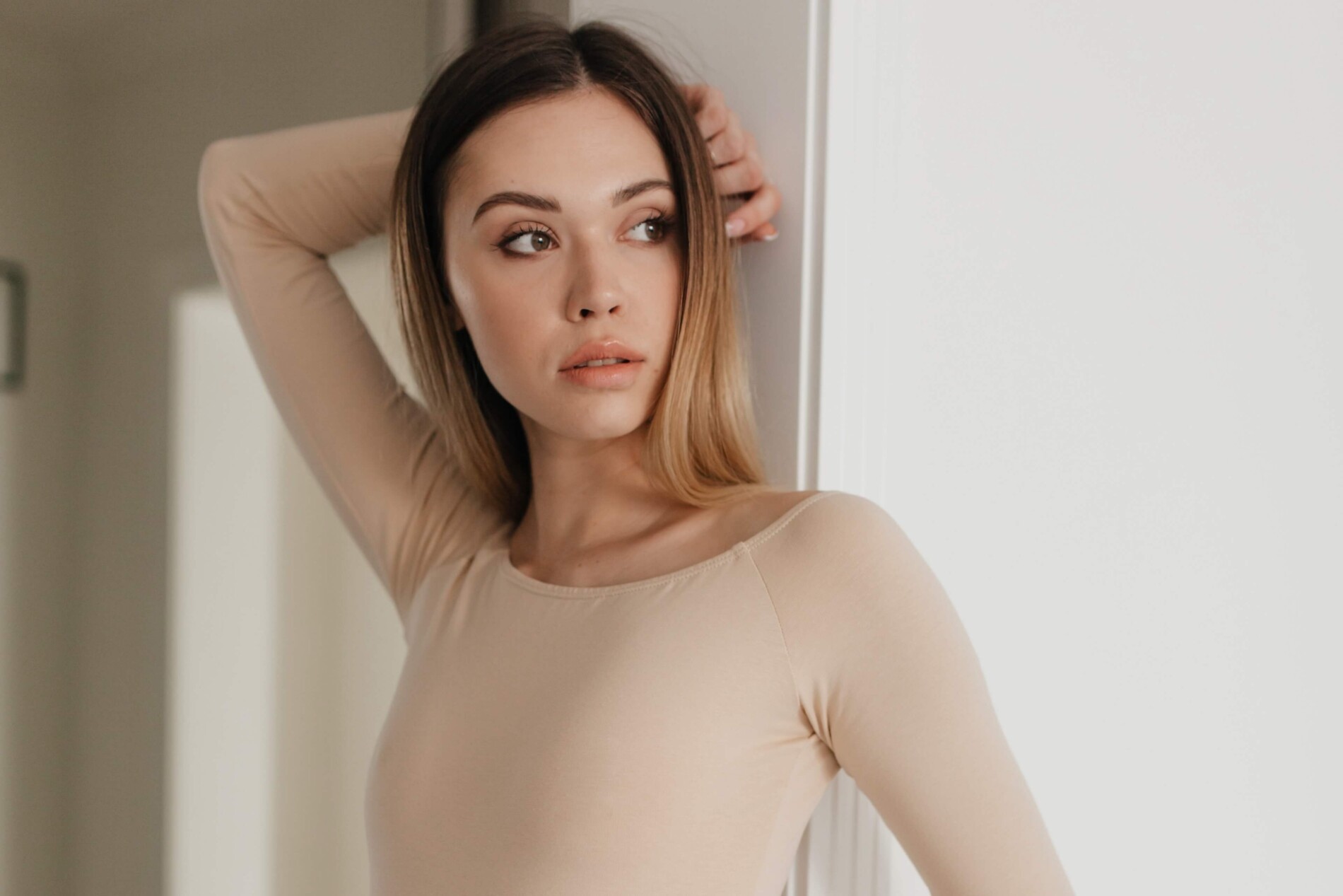 Žena bez podprsenky
