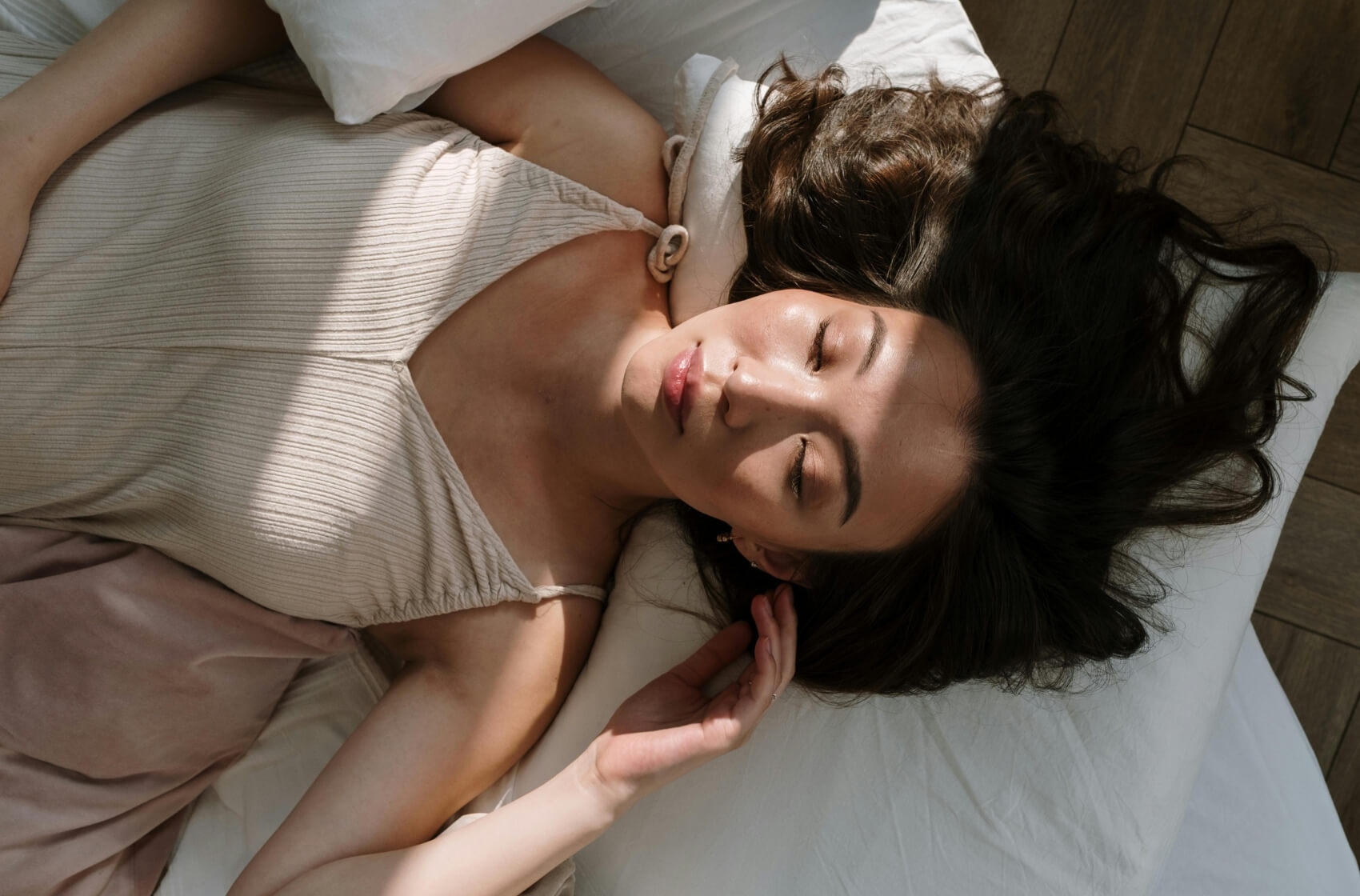 Spánek se zdá jako samozřejmost, dokud nezačne chybět. Problém může pomoct řešit příroda i technologie