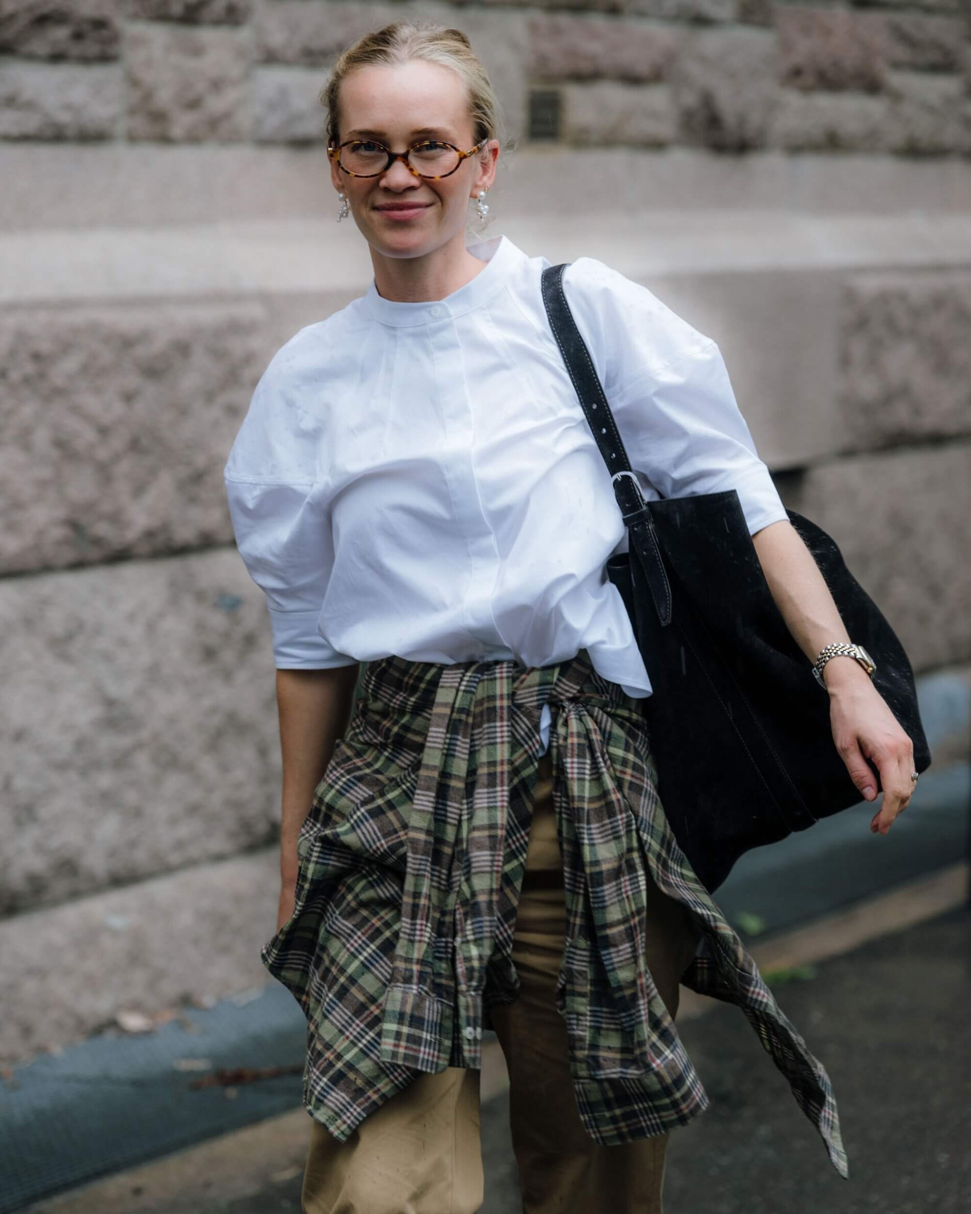 Žena v trendy outfitu