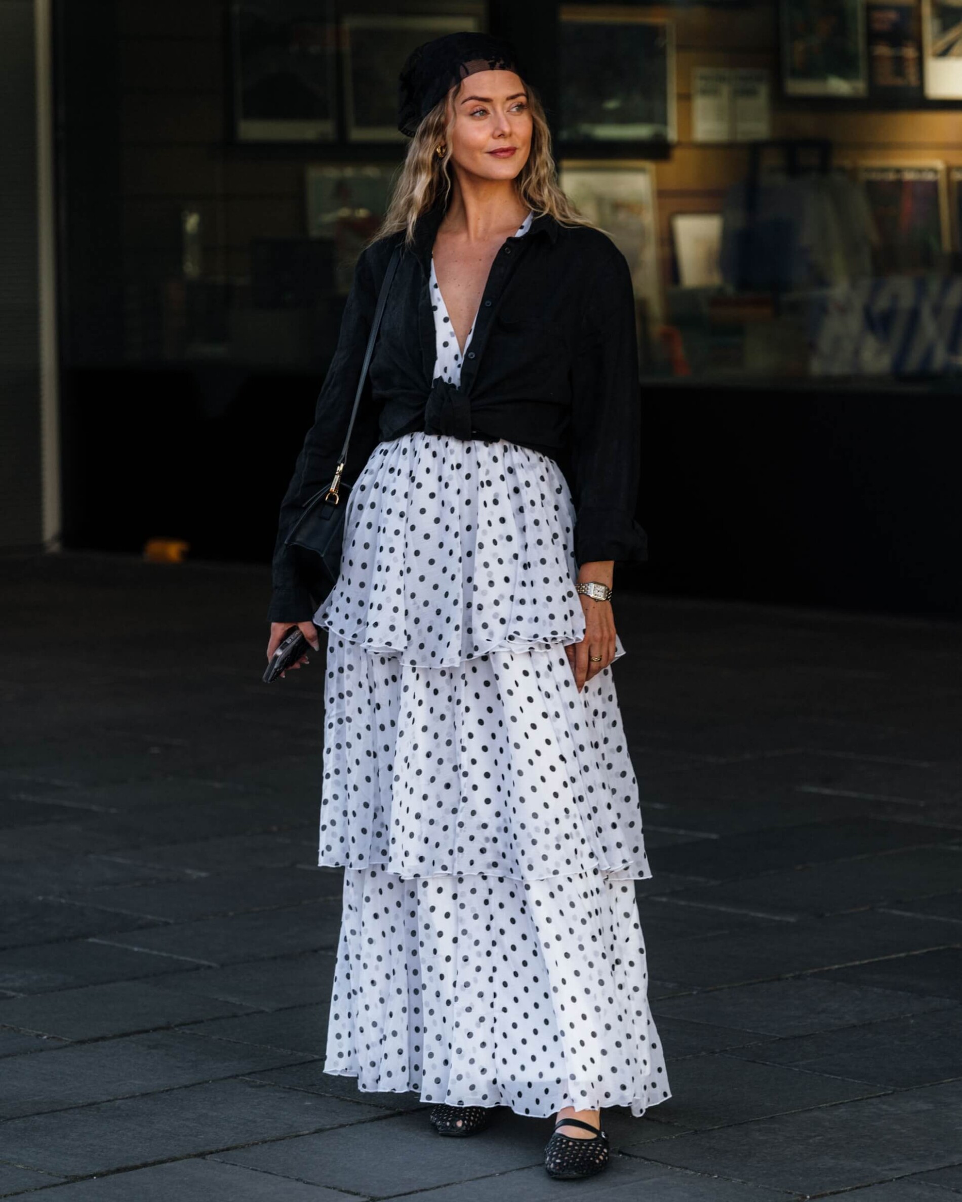 Žena v trendy outfitu