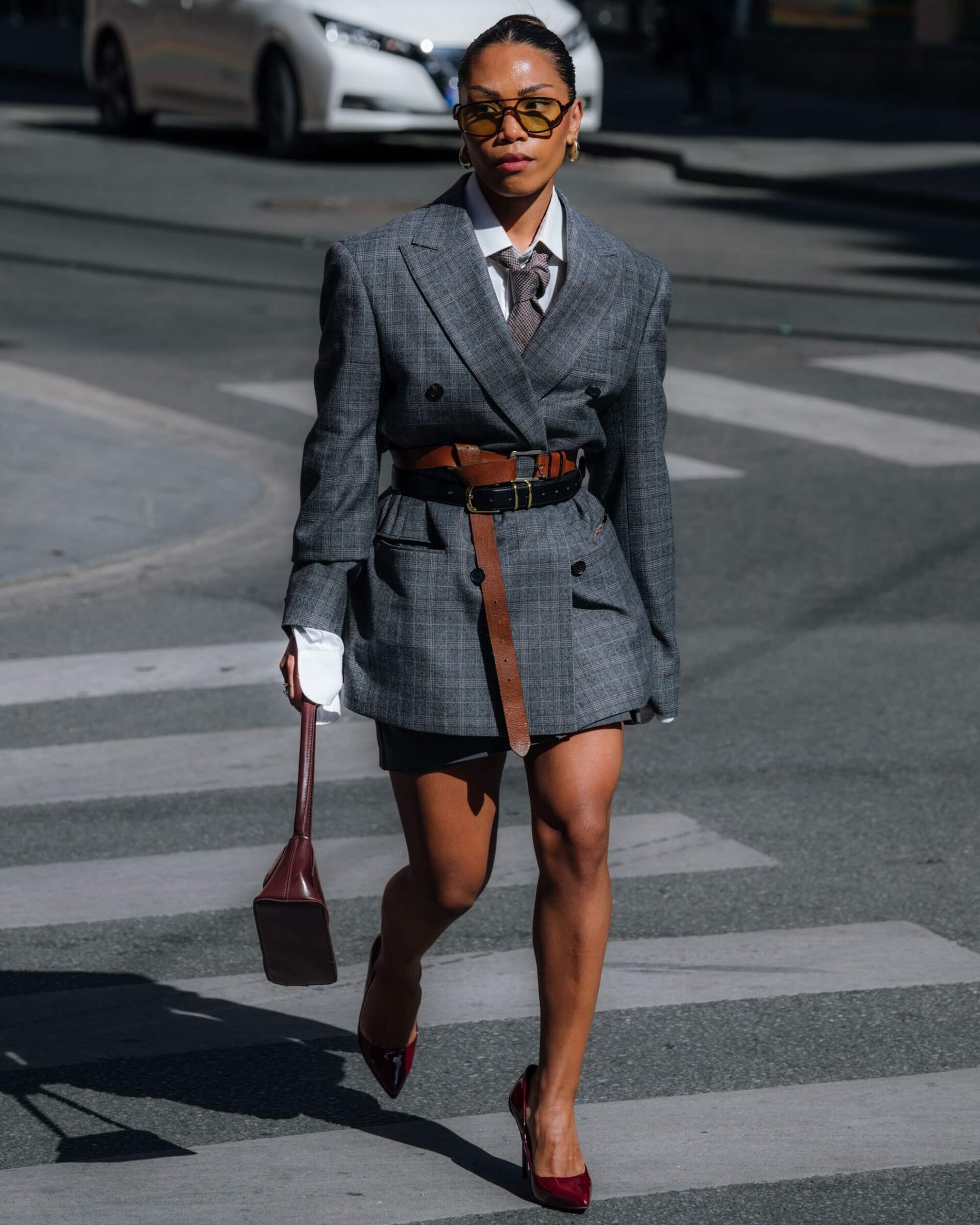 Žena v trendy outfitu