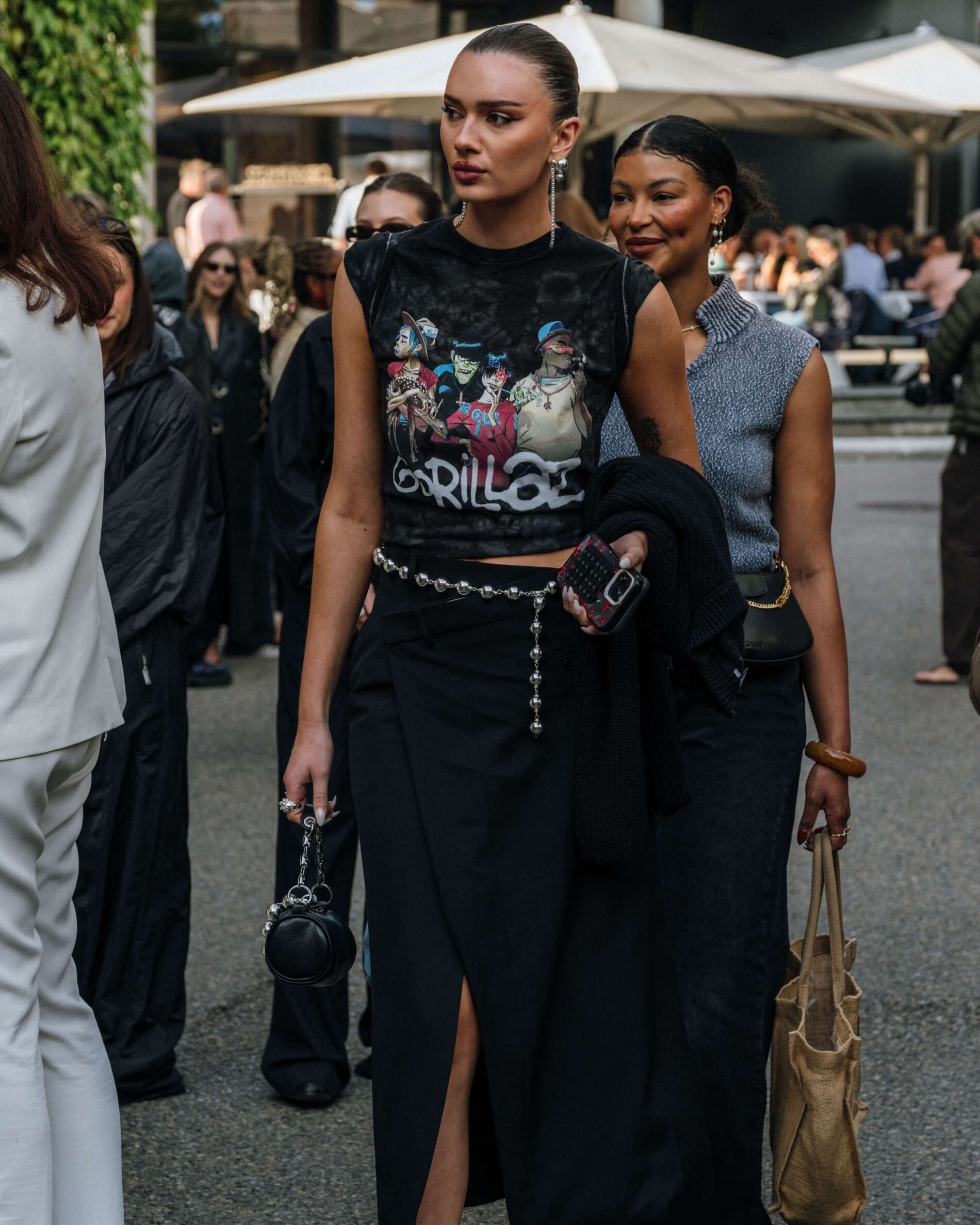 Žena v trendy outfitu