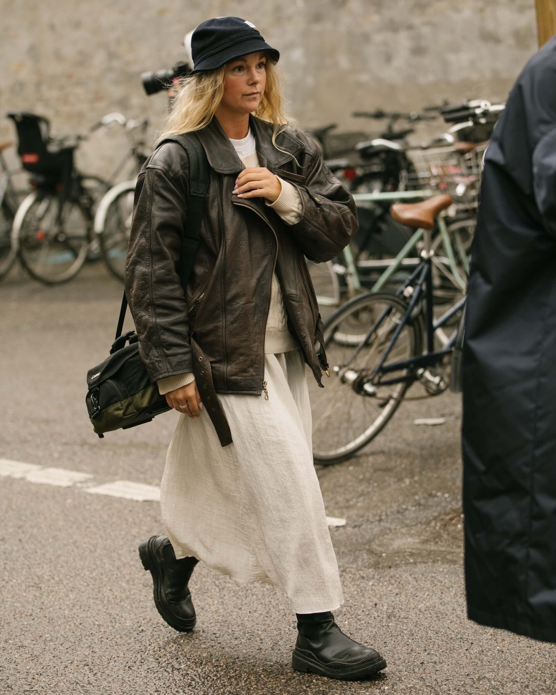 Žena v trendy outfitu
