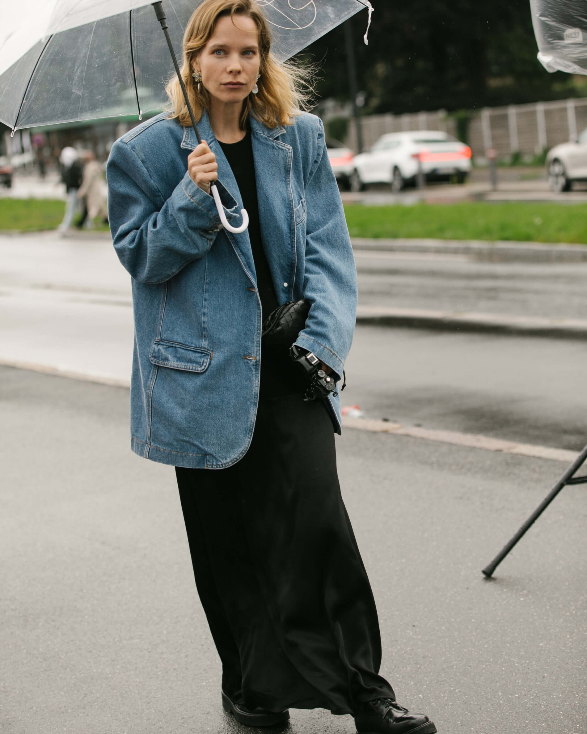 Žena v trendy outfitu